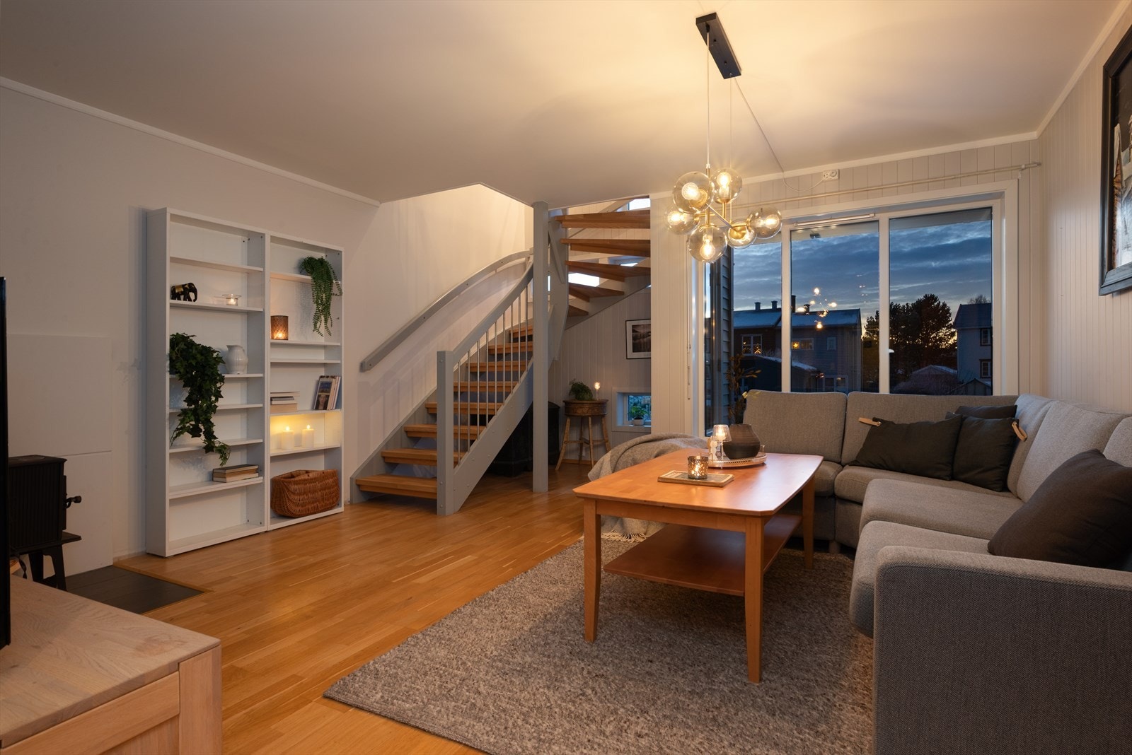 Stue med trapp opp til 2. etasje. Galleribilde