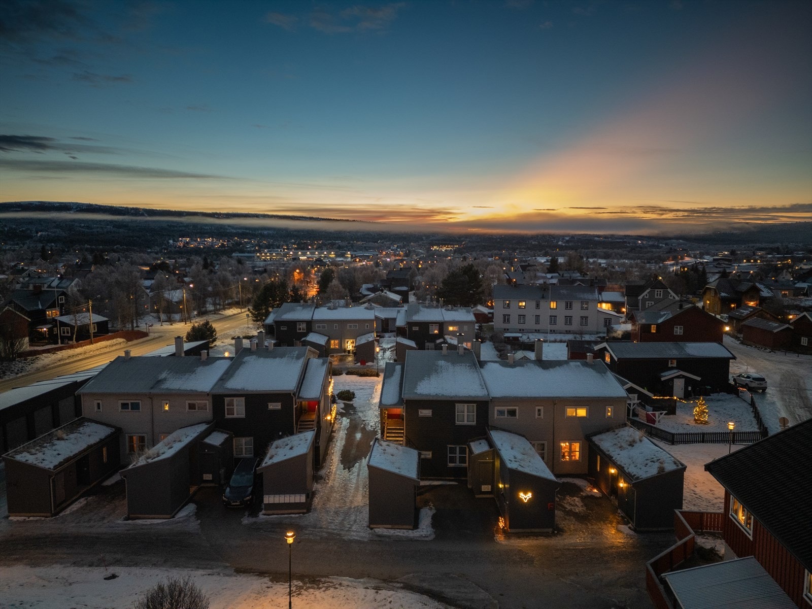 Det følger med garasjeplass til leiligheten i garasjerekka mot Falunveien. Galleribilde