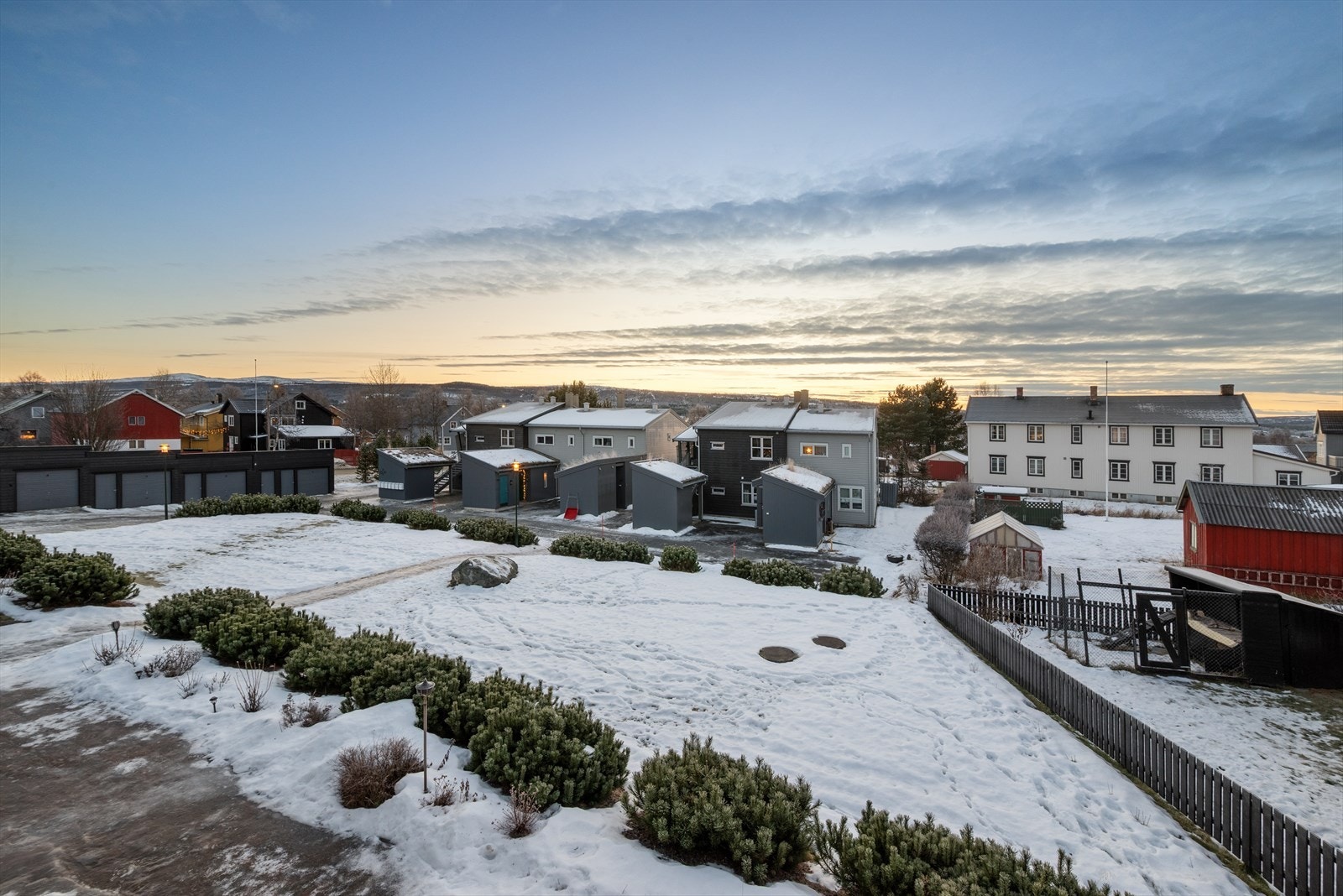 Det er som sagt god avstand ned til neste rekke i sameiet. Galleribilde