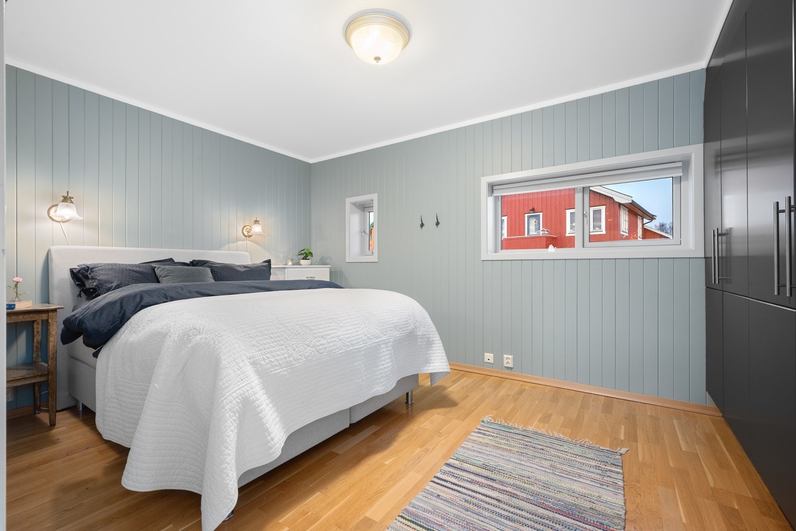 Romslig hovedsoverom i 2. etasje på 12 kvm. Rommet har godt med skapplass. Galleribilde