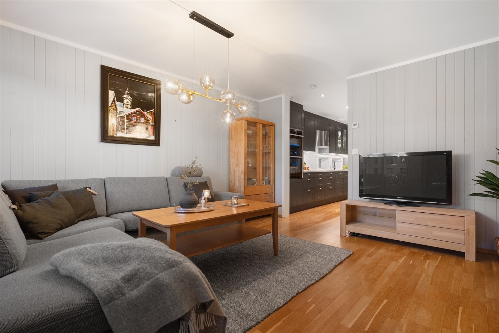 Lys og pen stue i 1. etasje. Galleribilde