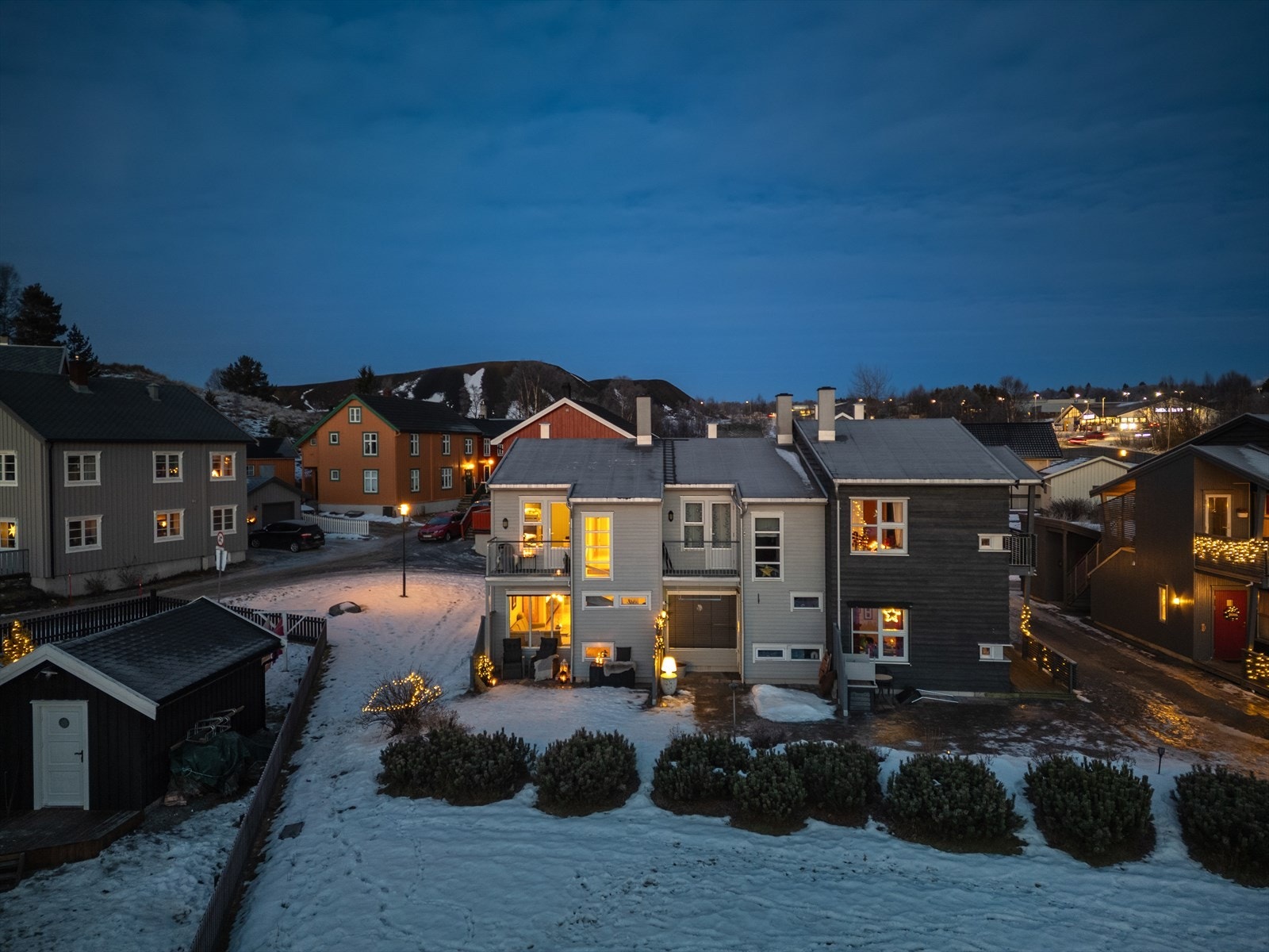 Beliggenheten er svært sentral med gangavstand til sentrum, Rema/apotek og til fine turområder. Galleribilde