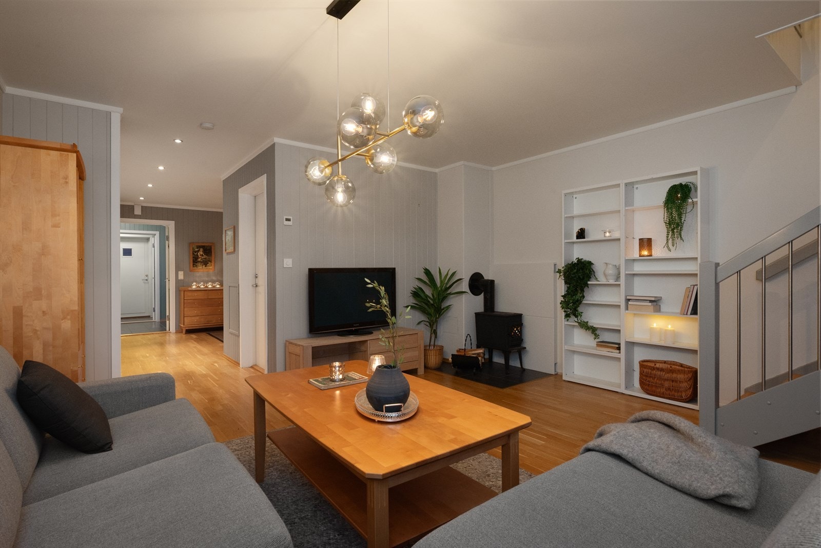 Hele leiligheten ble malt og parkettgulvene slipt i 2019. Galleribilde