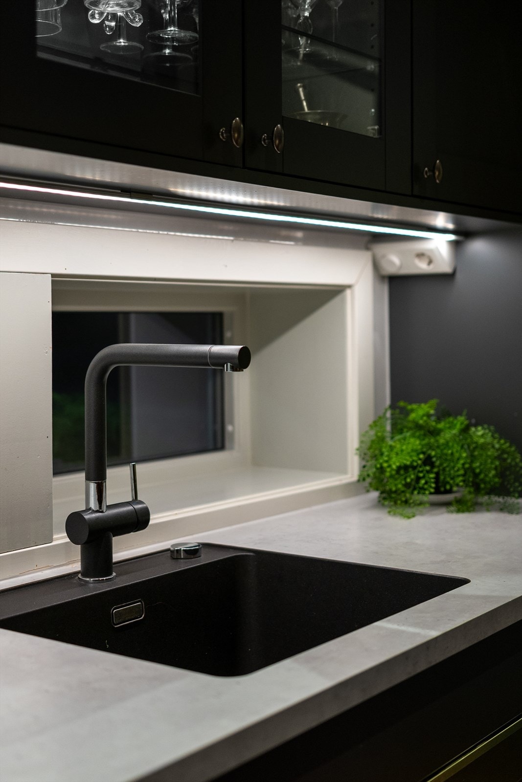 Underlimt vask på kjøkkenet samt trivelig vinduer som man bare får på endeleilighetene. Galleribilde