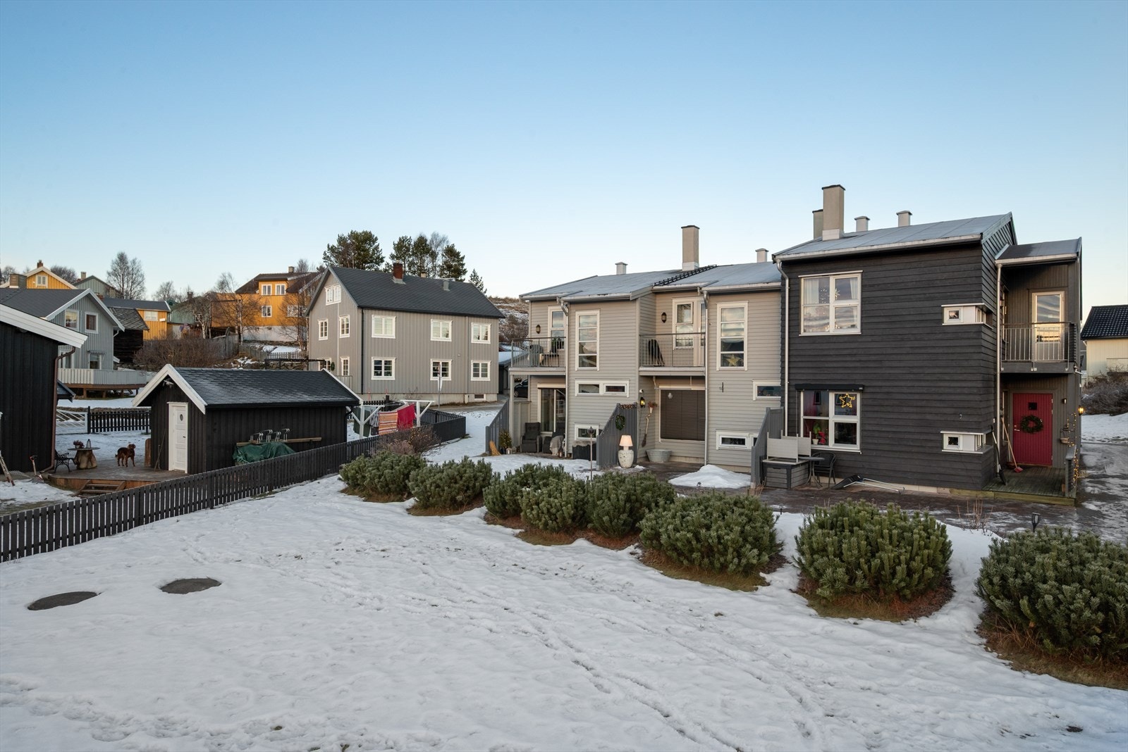 Det er godt med luft mellom de ulike byggene i sameiet. Galleribilde