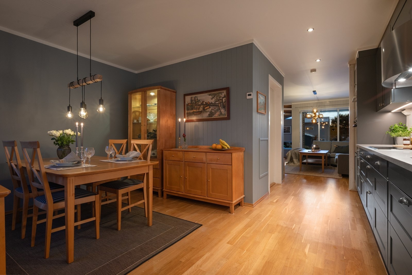 God plass til spisestue i tilknytning til kjøkkenet. Galleribilde