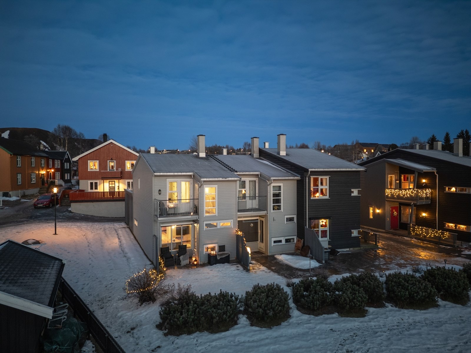 Romslig og fin 3-roms endeleilighet over to plan med sentral og attraktiv beliggenhet. Vannbåren varme. Garasjeplass. Galleribilde