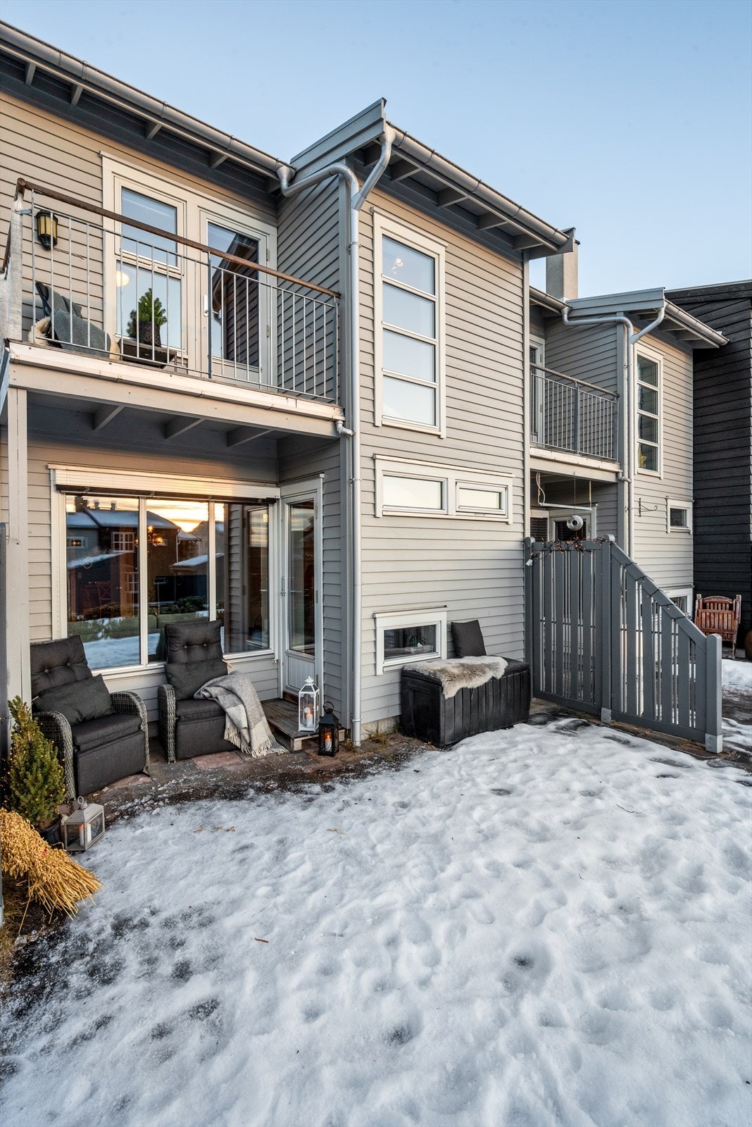 Hellelagt uteplass med utgang fra stua i 1. etasje. Galleribilde