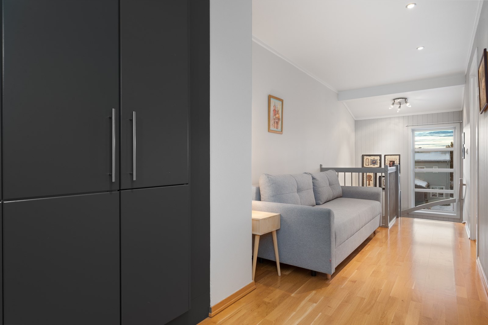 Gang i 2. etasje med god skapplass. Galleribilde