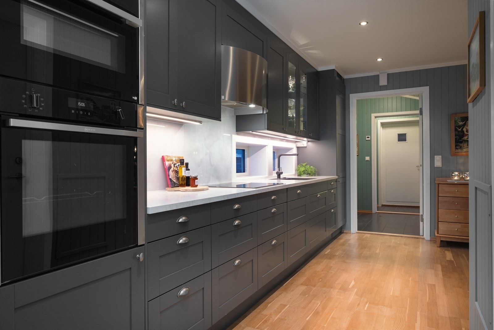 Kjøkkenet har godt med skap- og benkeplass (Legrabox skuffeseksjoner). Galleribilde