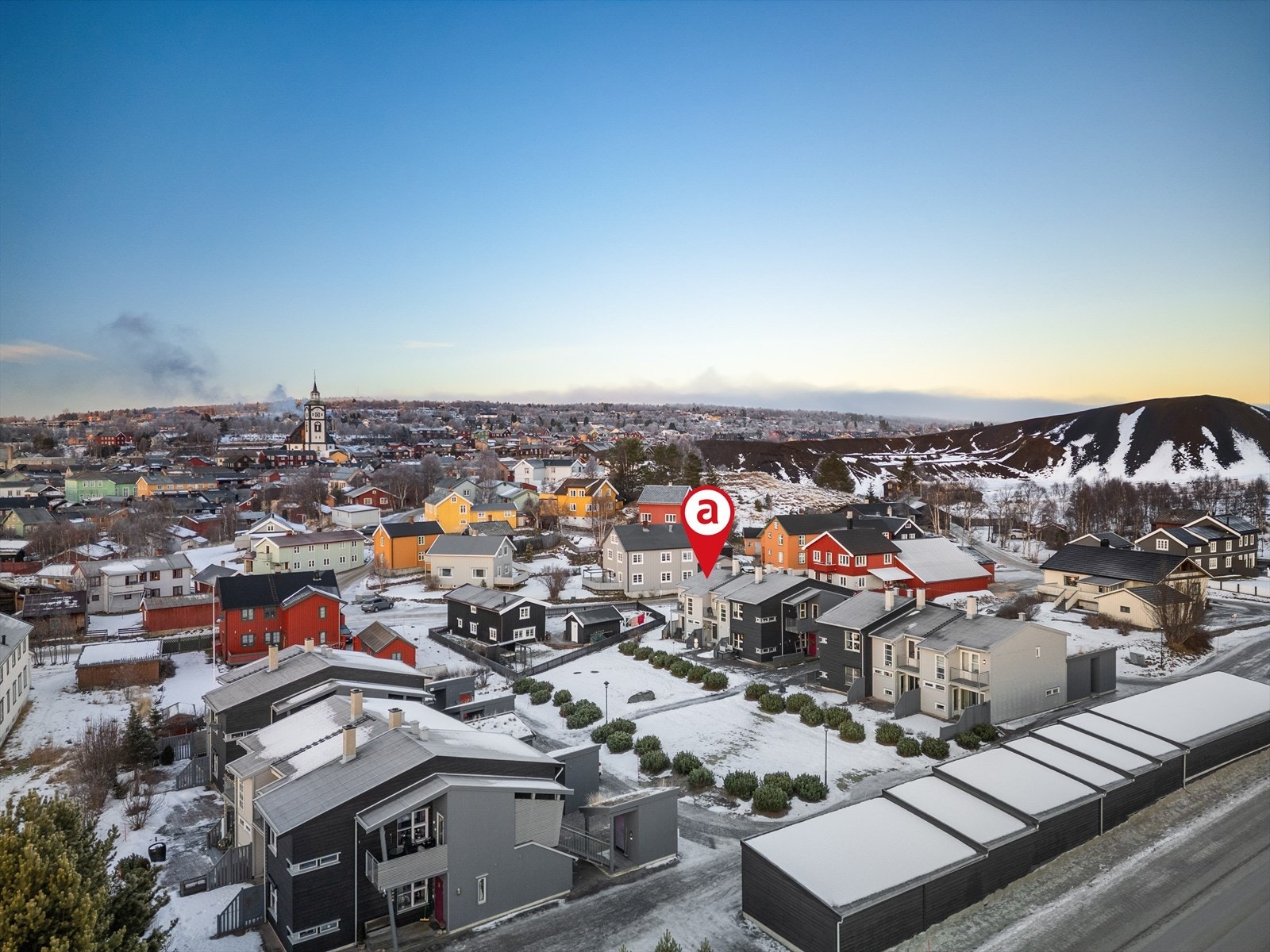 Leiligheten har garasjeplass i rekka nede til høyre i bildet. Galleribilde
