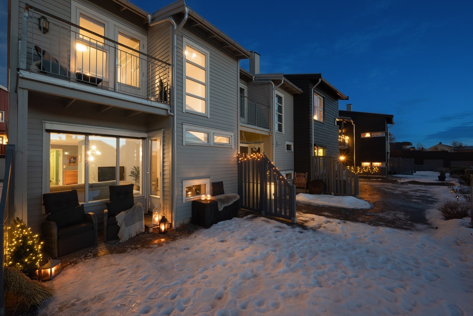 Kveldsstemning på uteplassen. Galleribilde