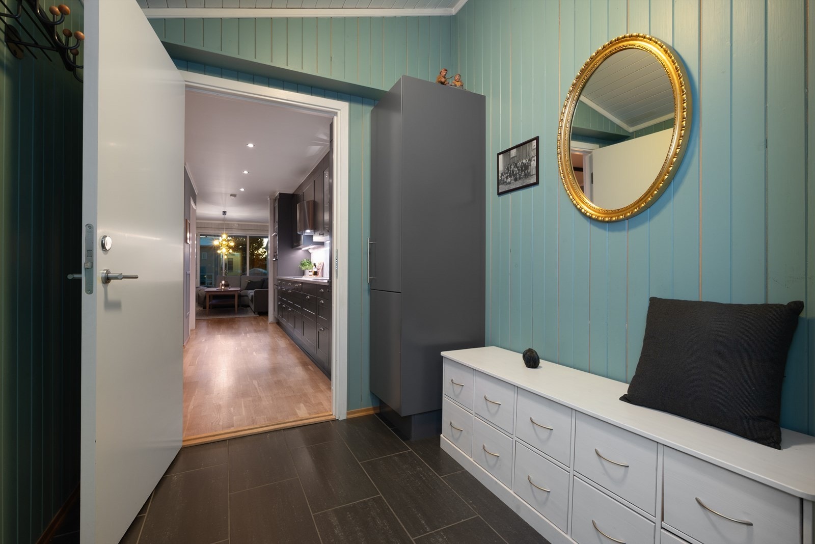 Fra gang mot kjøkken og stue. Galleribilde