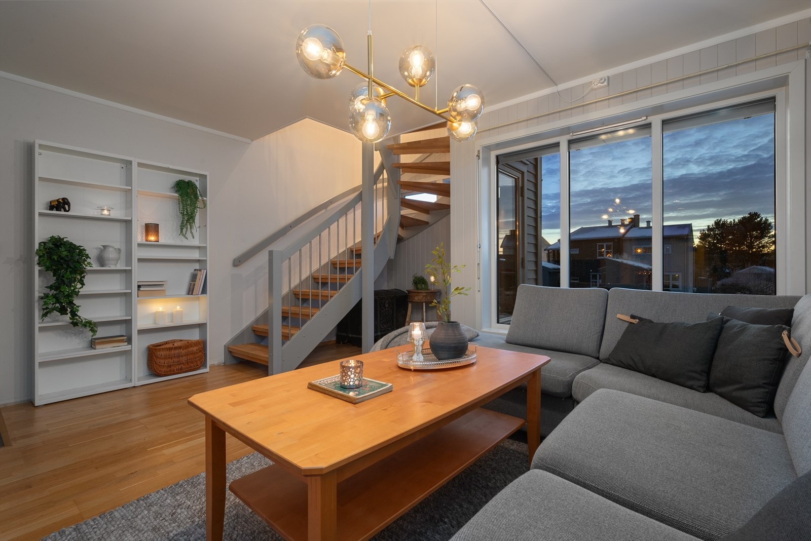 Fra stua er det utgang til den sørvestvendte uteplassen. Galleribilde