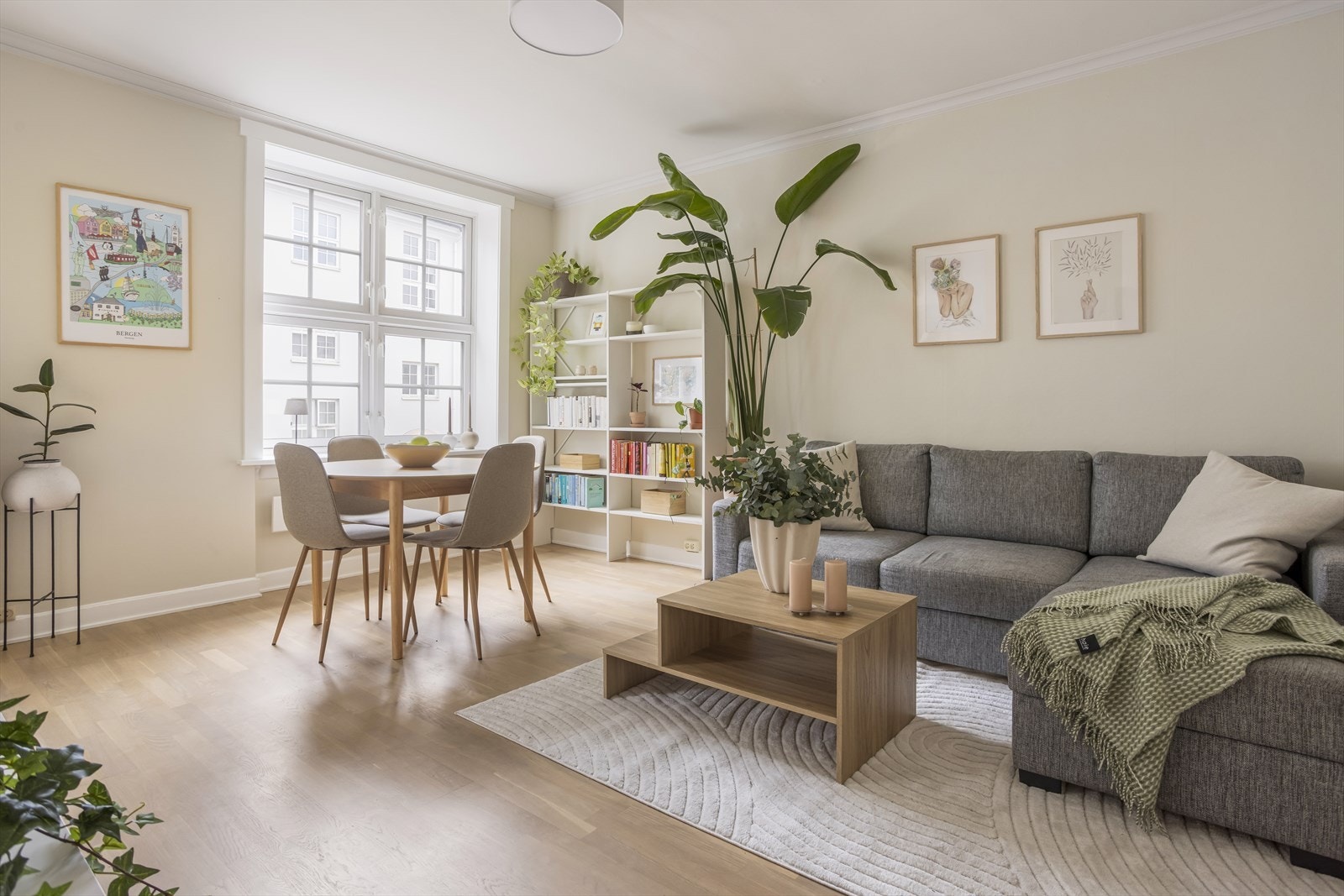 Generøs takhøyde skaper en luftig romfølelse. Galleribilde