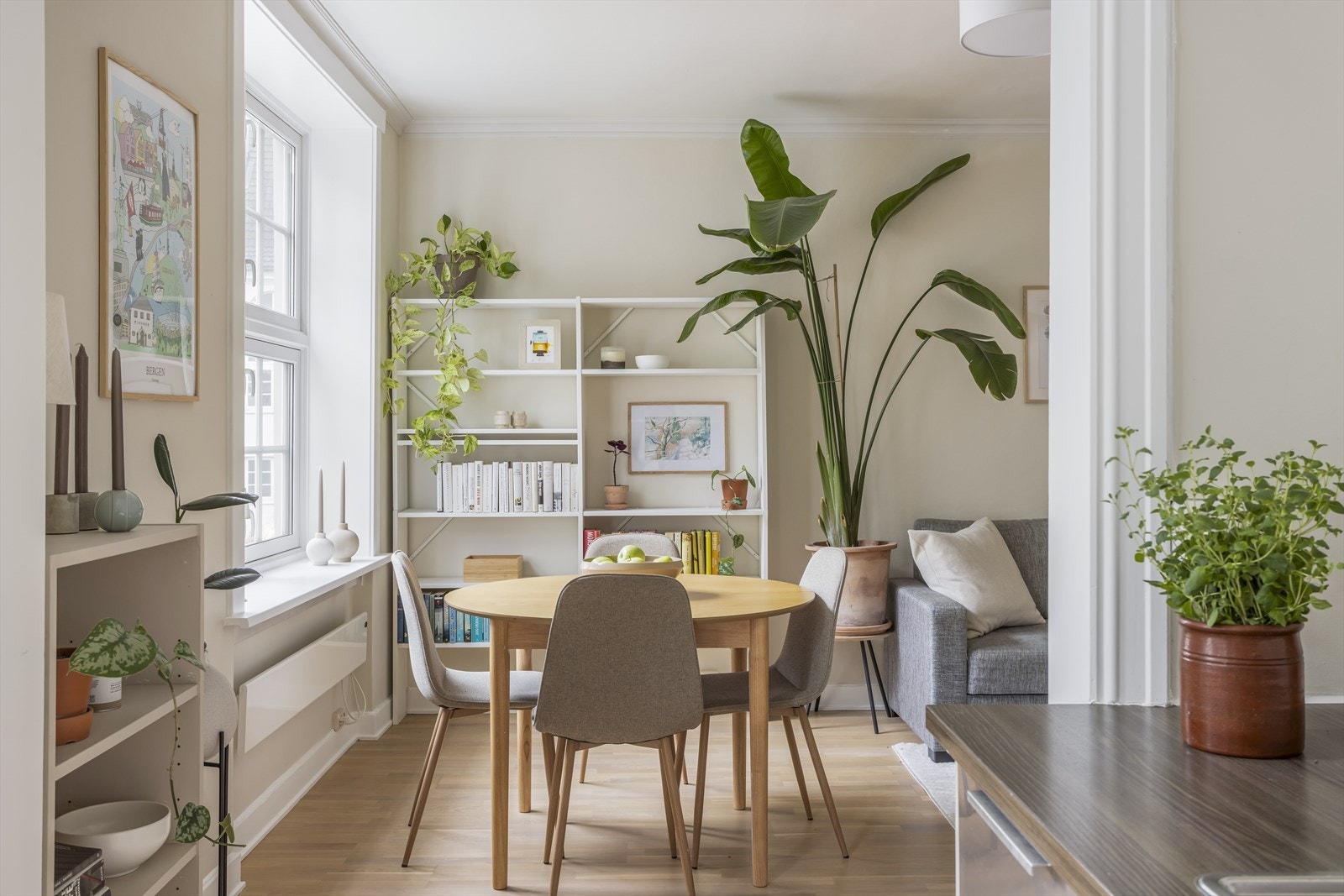 Store vindusflater er essensielt for den lyse atmosfæren. Galleribilde