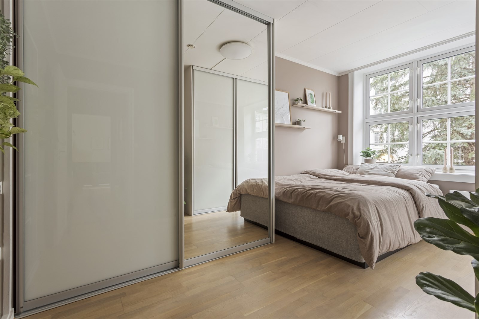 Stort soverom med rikelig plass til både dobbeltseng og mye garderobe. Galleribilde