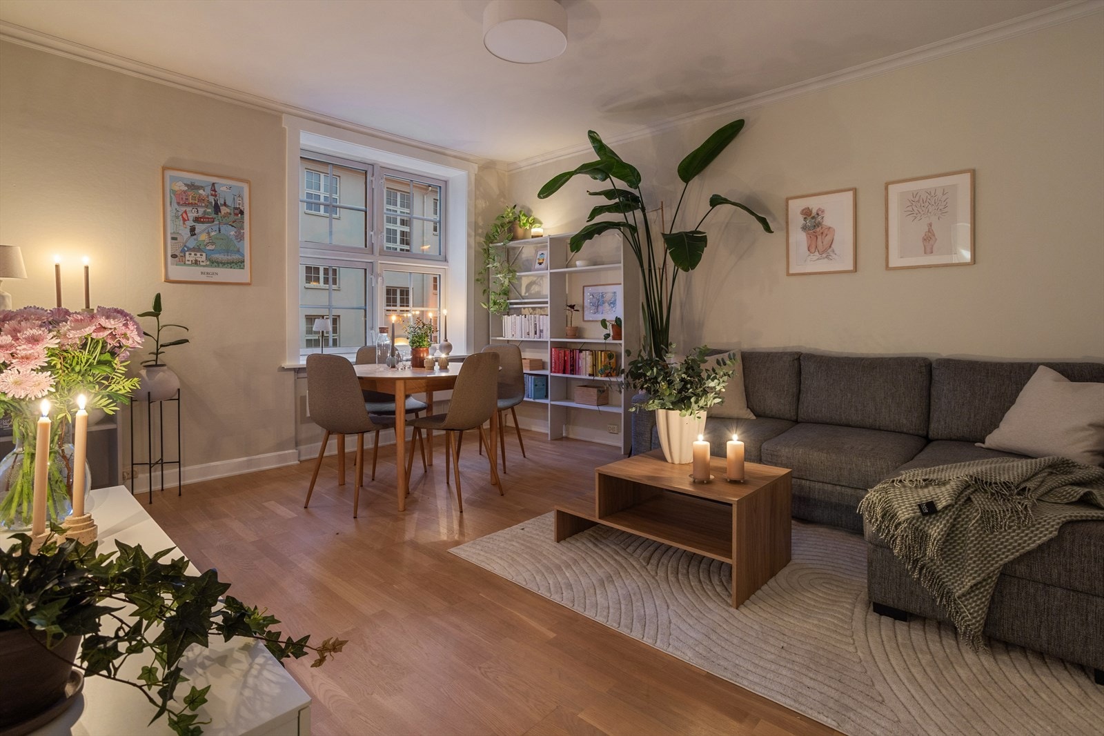 Stuen kan enkelt innredes i flere soner. God plass til både stort spisebord og sofagruppe. Galleribilde