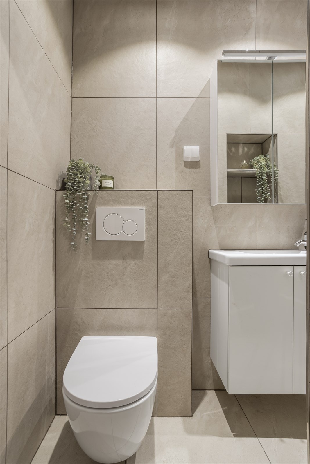 Lekre fliser på vegger og gulv, samt varmekabler i gulv. Galleribilde