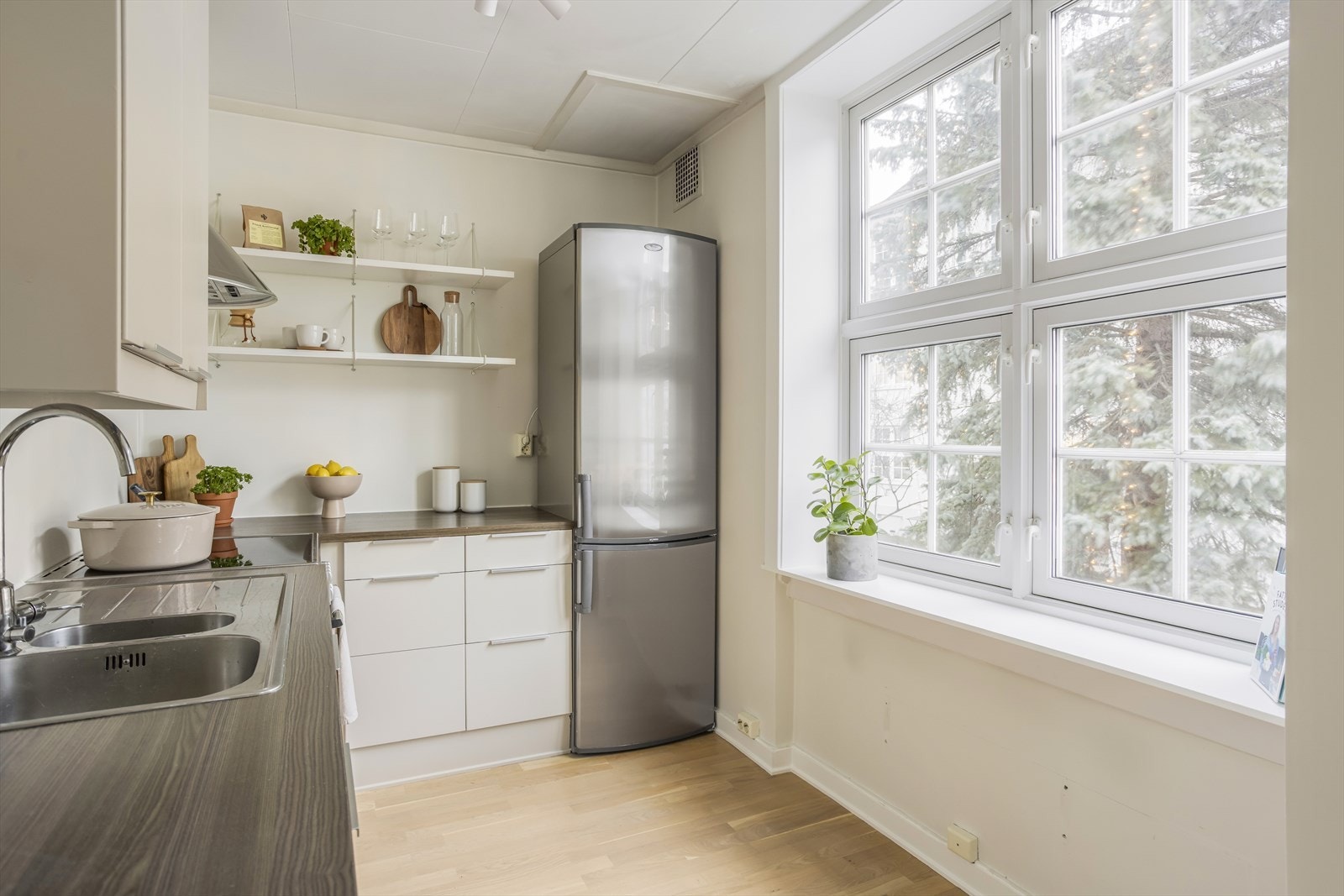 Et lyst og koselig kjøkken. Godt med skap- og benkeplass. Galleribilde