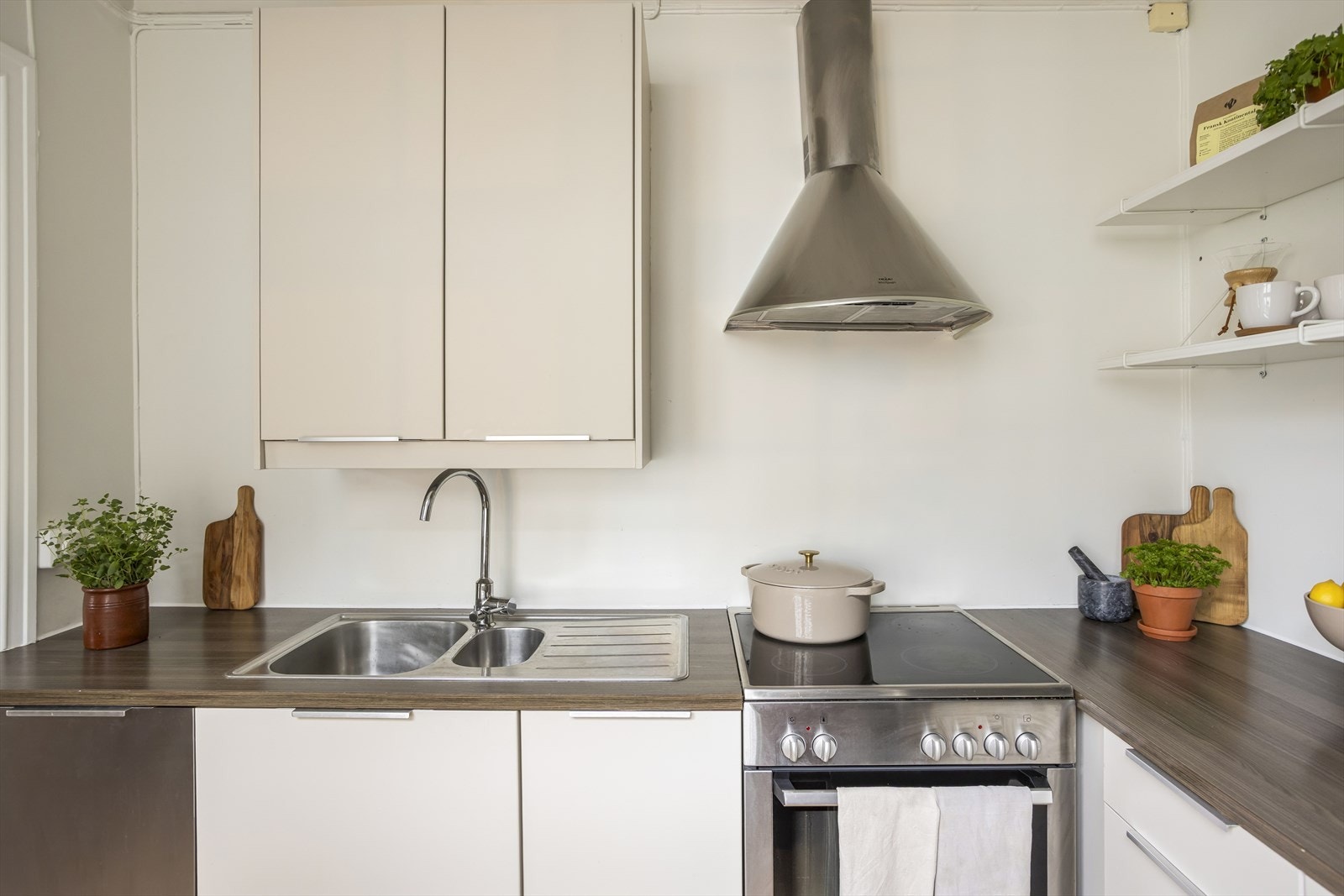 Kjøkkeninnredningen ble malt nå i 2025. Galleribilde