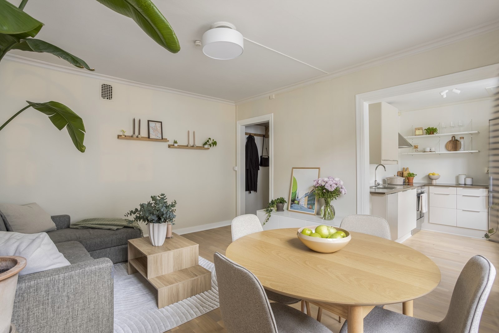 Duse, varme farger på vegg. Stue og gang ble nylig malt, samt alle lister og karmer. Galleribilde