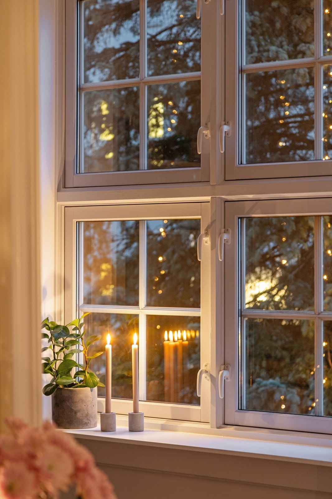 Store vinduer med dype karmer. Hele leiligheten vender mot bakgård. Galleribilde