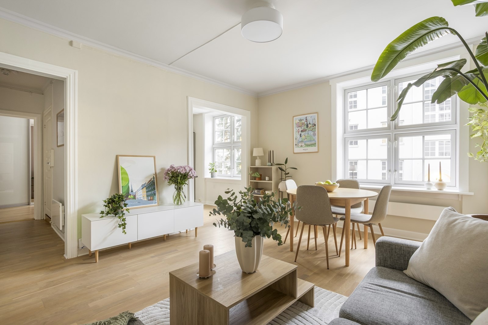 Åpen kjøkken-/stueløsning, samtidig to helt separate soner. Galleribilde