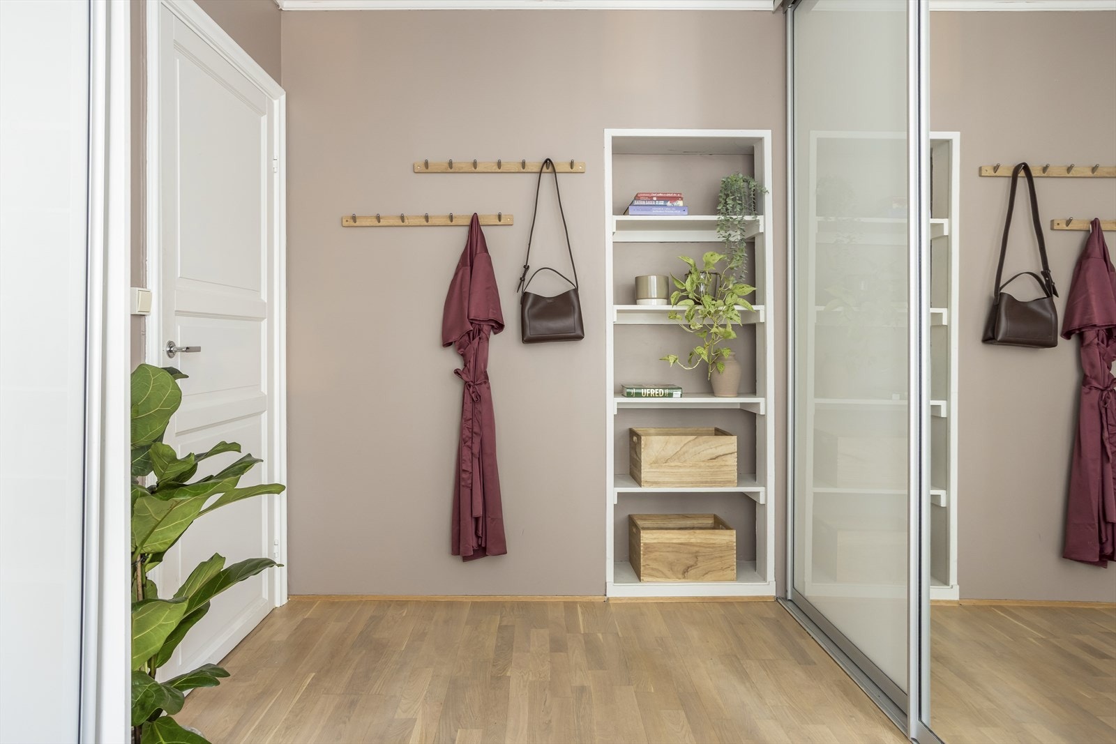 Soverommet ble malt i 2023 i en lun fargetone. Galleribilde