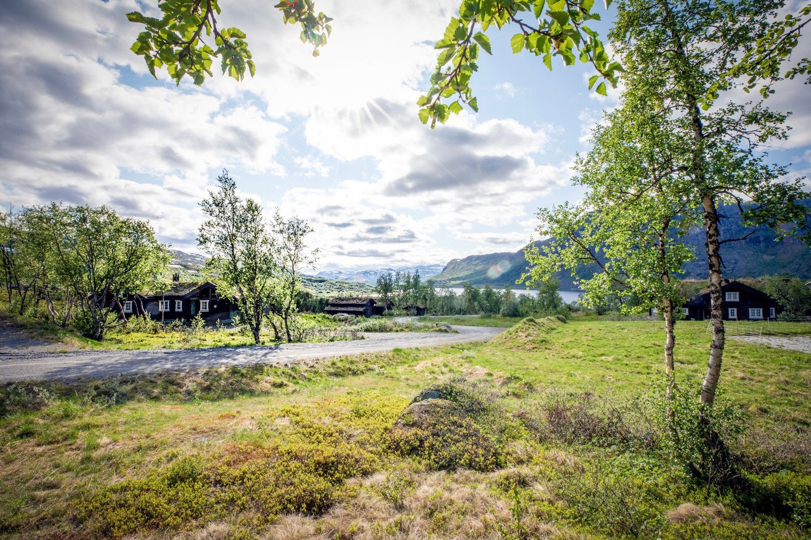Nydelig utsikt mot Otrøvatnet og fjellene rundt Galleribilde