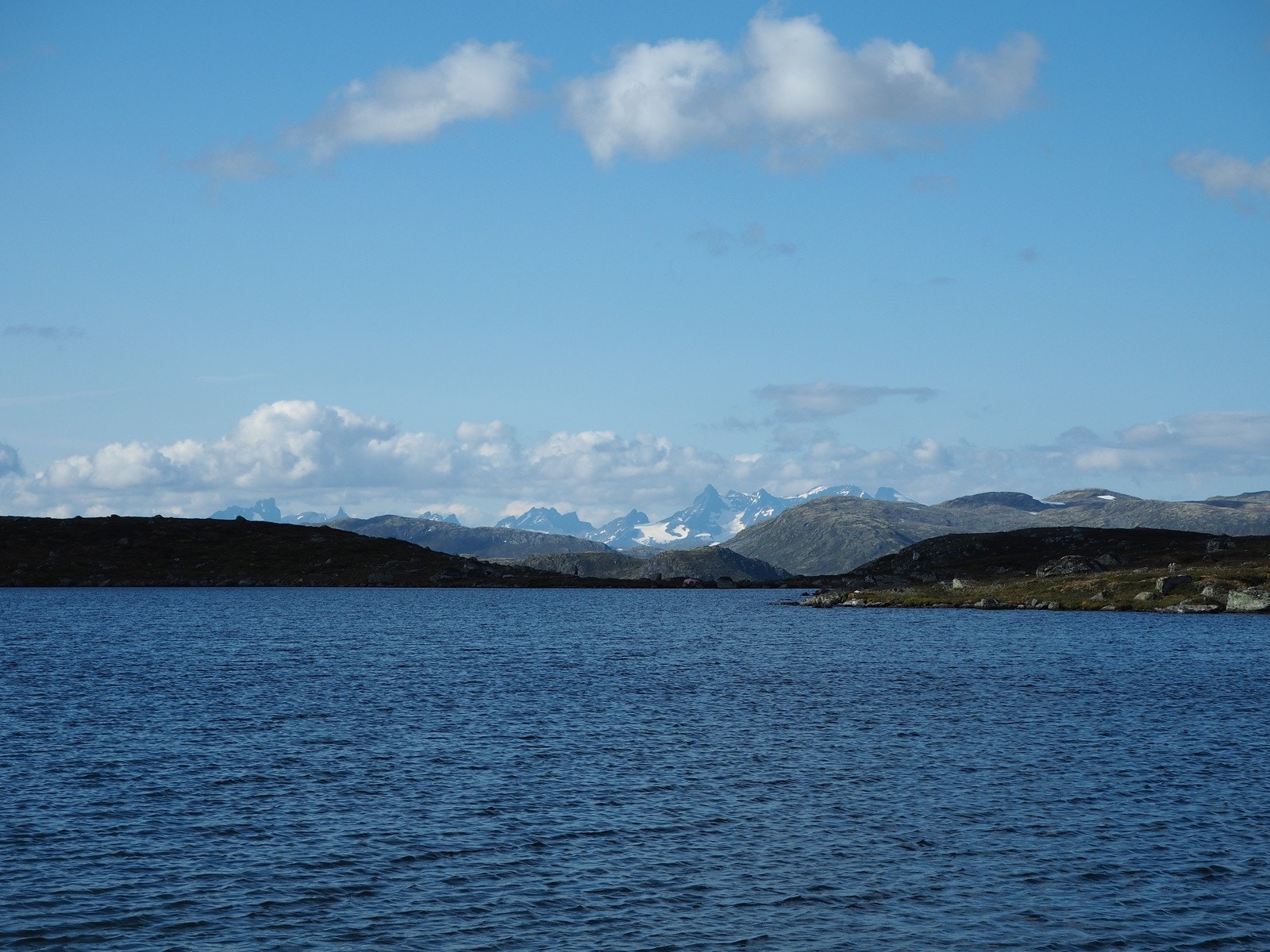 På fjelltur i dette området har en utsikt mot Jotunheimen. Galleribilde