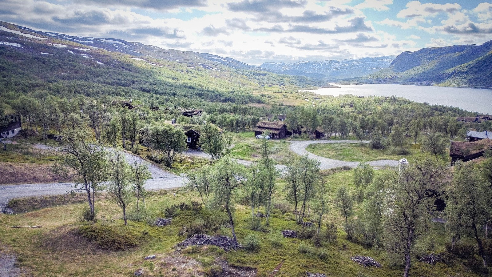 Området er et flott utgangspunkt for turer i høyfjellet, muligheter til å gå på isbreer og topper over 2000 moh Galleribilde