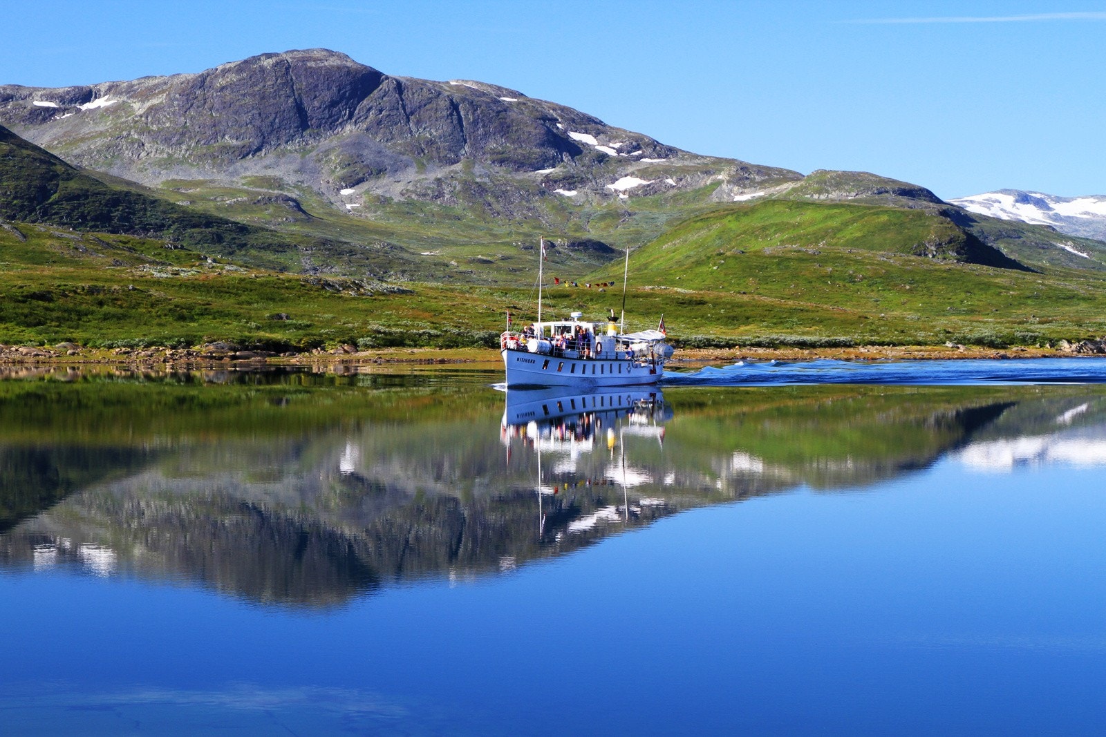 M/B Bitihorn som har gått i fast rute hver sommer på innsjøen Bygdin siden 1912 Galleribilde