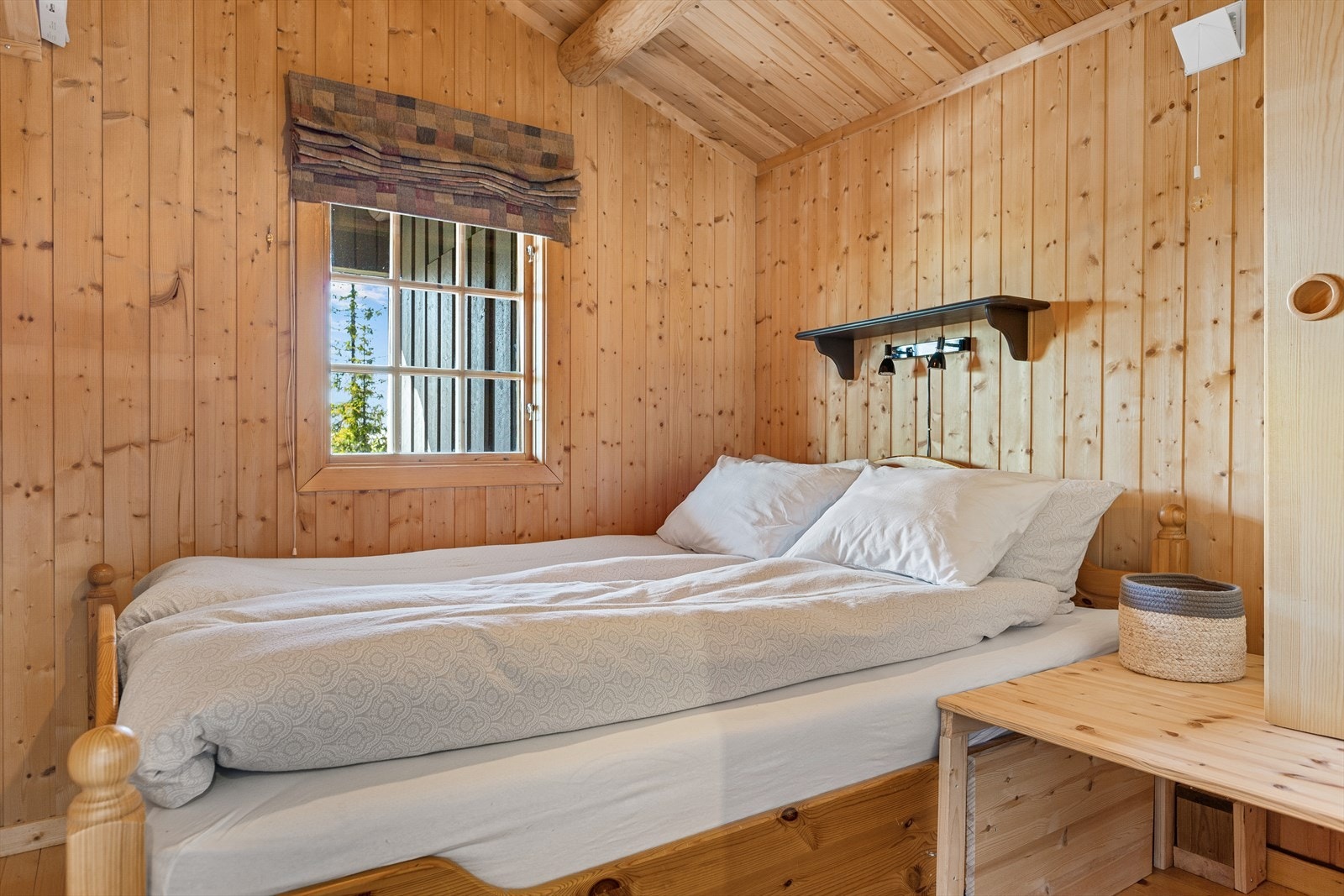 I hytta er det tre soverom med til sammen 7-8 sengeplasser. Et romslig hovedsoverom med plass til dobbeltseng. Galleribilde