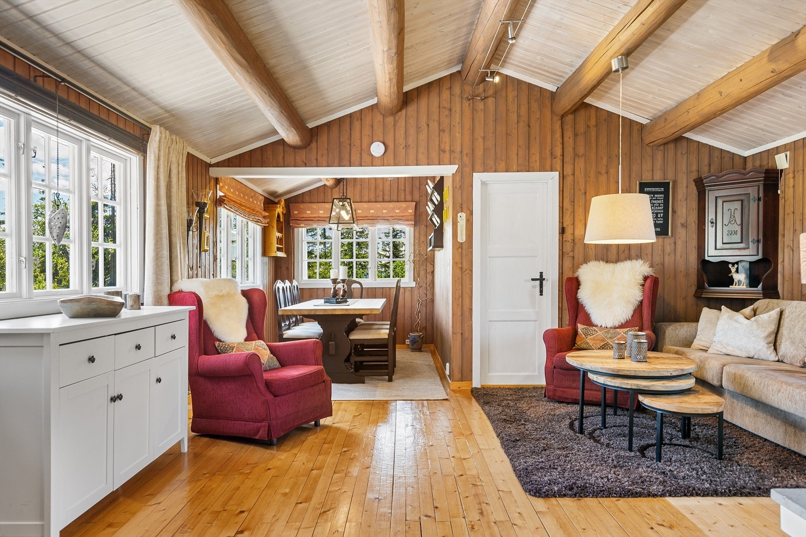 Hytta er lun og koselig, og ligger på en stor og trivelig naturtomt. Galleribilde