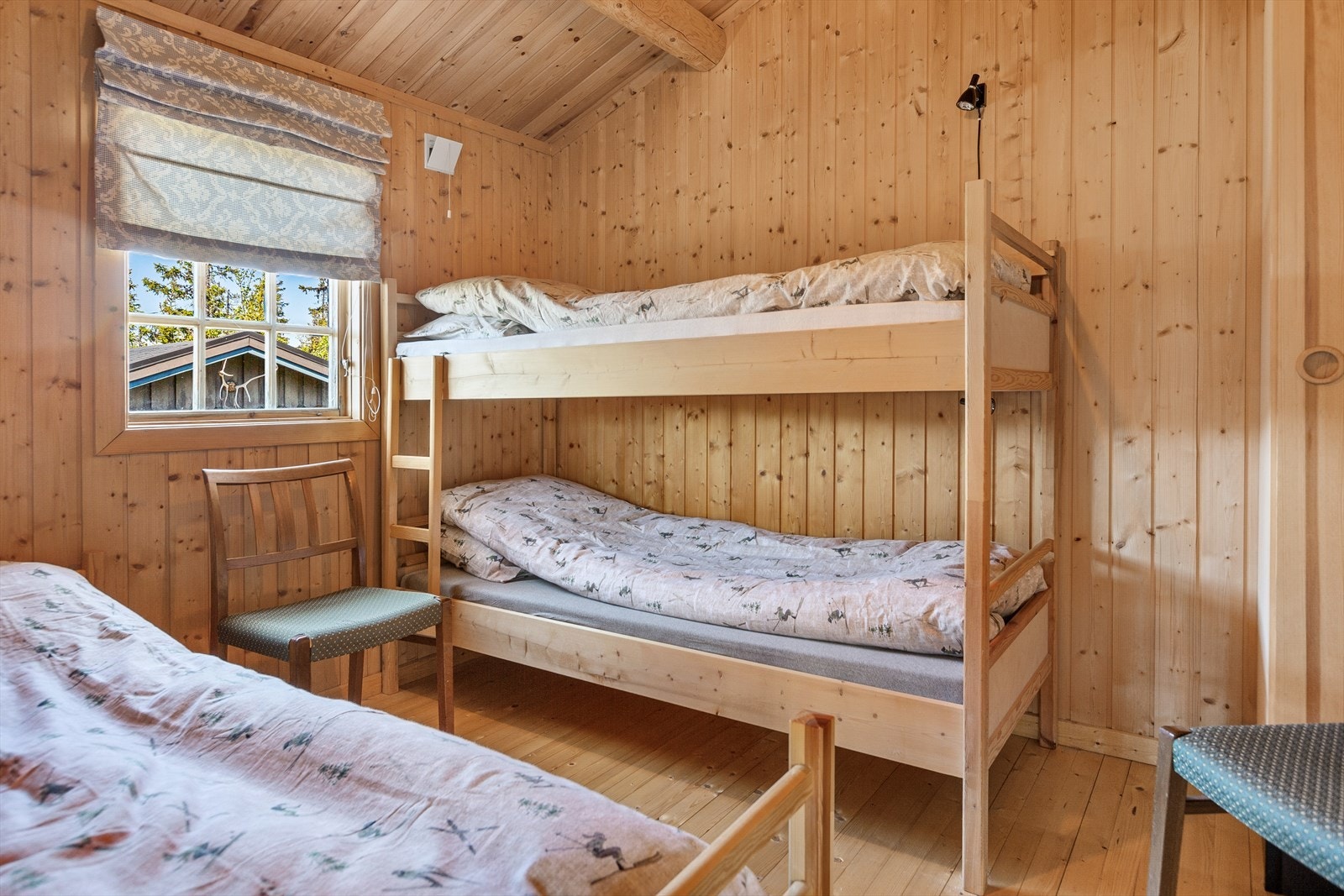 Ett soverom med to køyesenger (en overkøye er tatt ned). Galleribilde