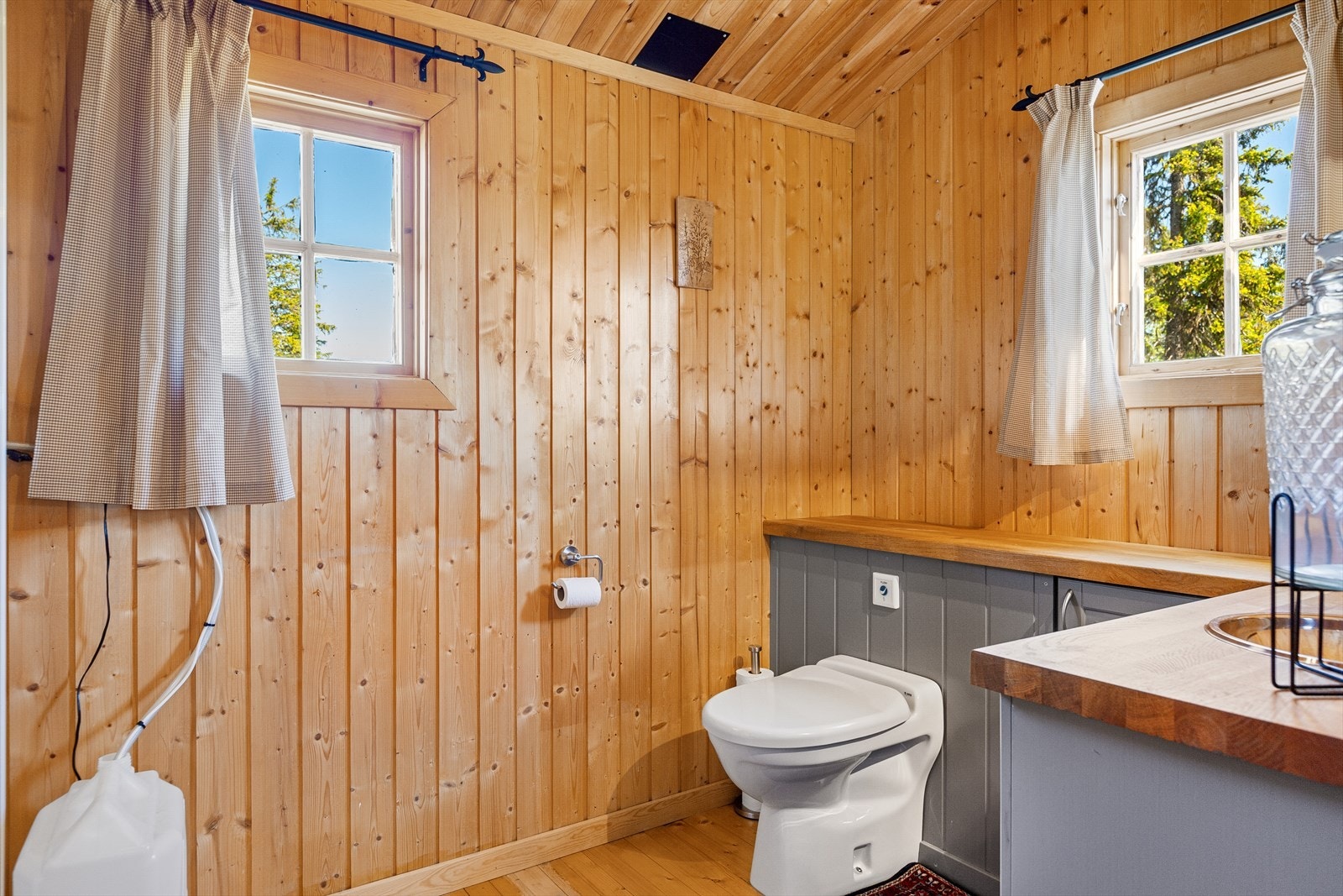 Jets toalett med pumpe og vannbeholder innebygd i baderomsinnredning. Badet er ikke ett fullverdi våtrom, bla. tregulv og panel på veggene. Det foreligger ikke utslippstillatelse for doløsning. Galleribilde