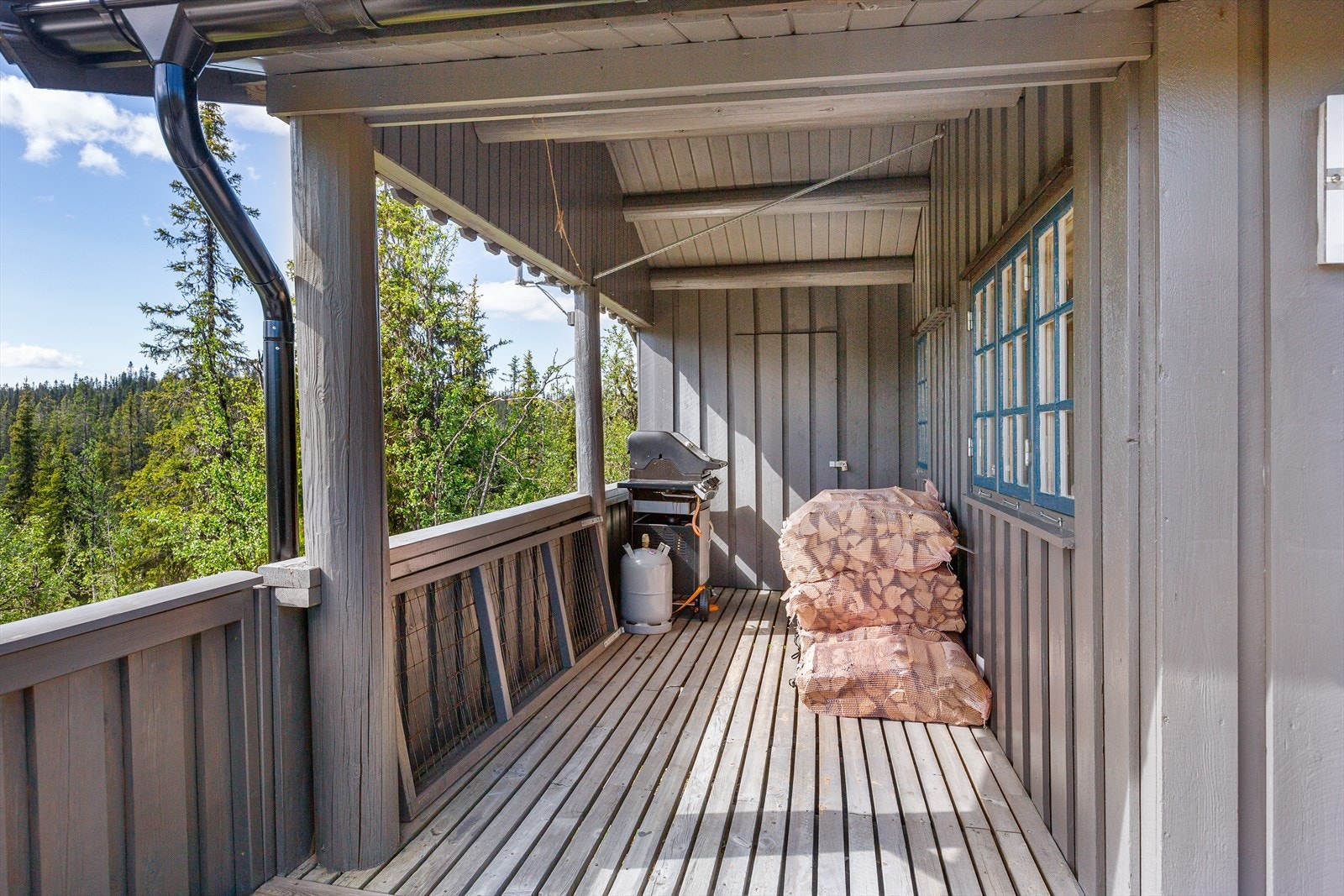 På terrassen er det en liten bod med plass til ved, ski ol. Galleribilde