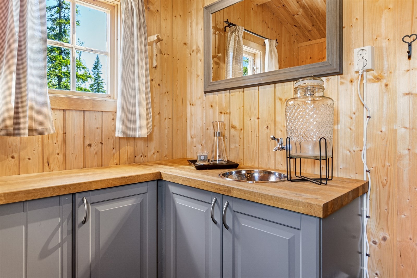 Badet er lyst og delikat med grå baderomsinnredning med nedfelt servant. Frittstående dusjkabinett med 12v pumpe. Galleribilde