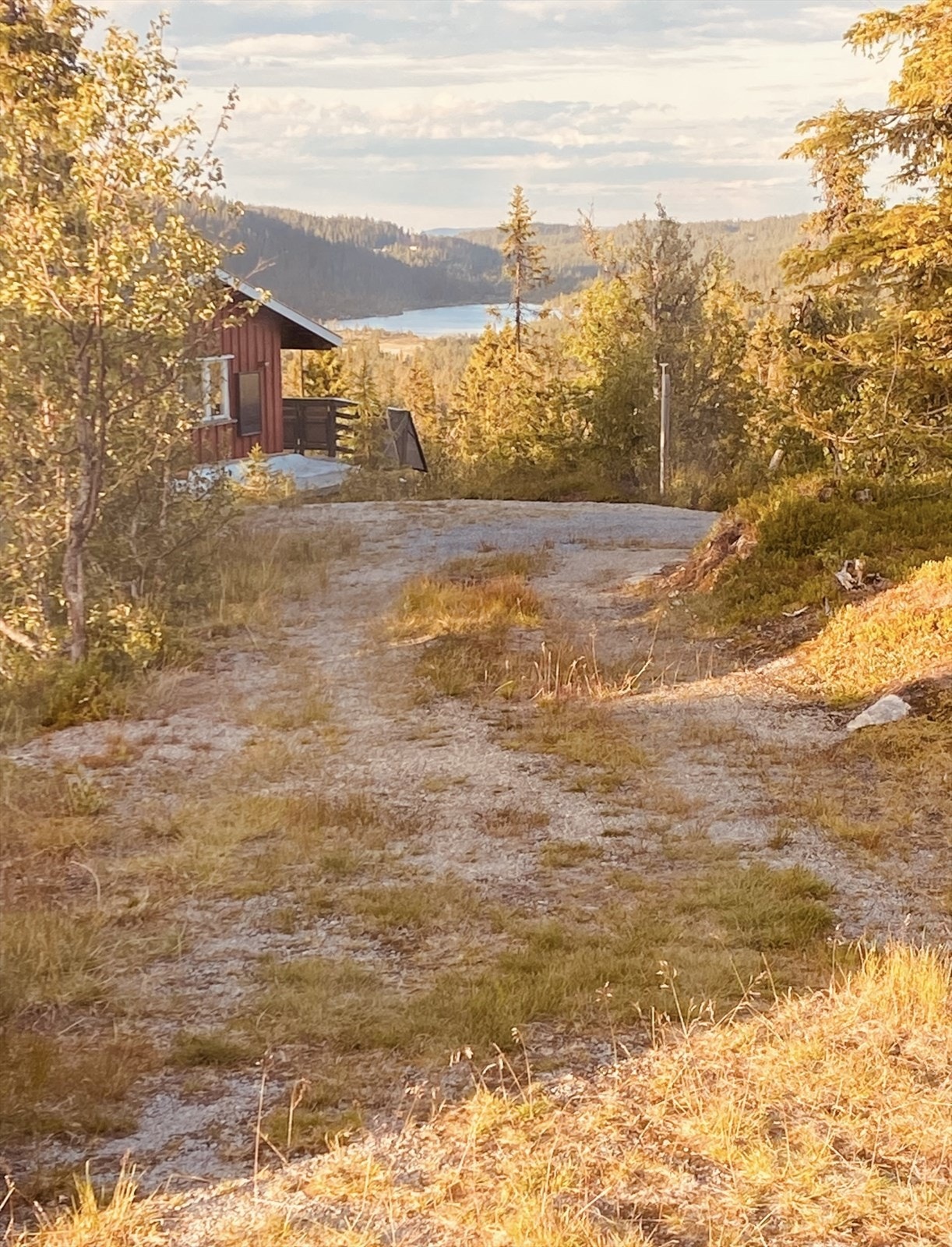 Fin plass ved hytteveggen, hvor en kan sitte og nyte utsikten. (Selgers eget bilde) Galleribilde
