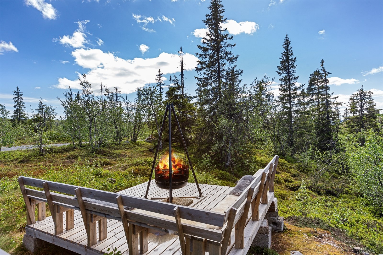 Eiendommen har en stor og trivelig tomt på ca. 2.864 m². Galleribilde