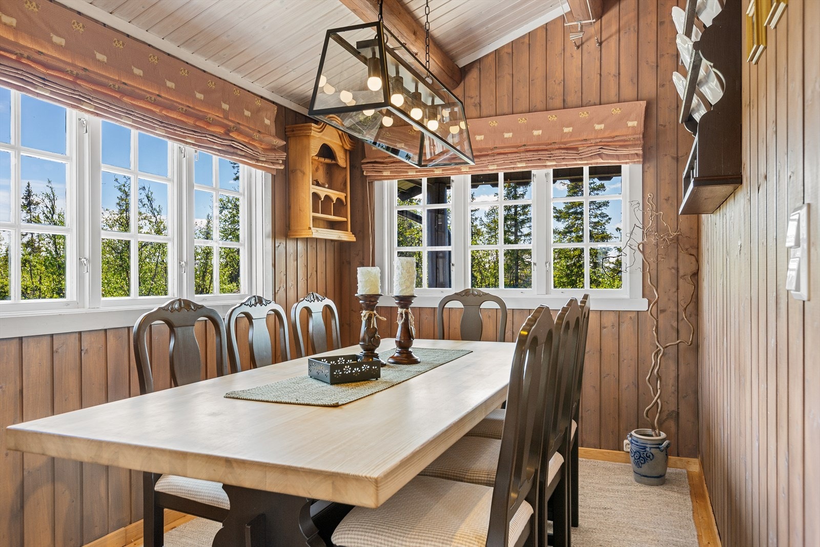 Stue og spisestue er åpne og luftige med mønet himling og flotte tømmeråser. Galleribilde