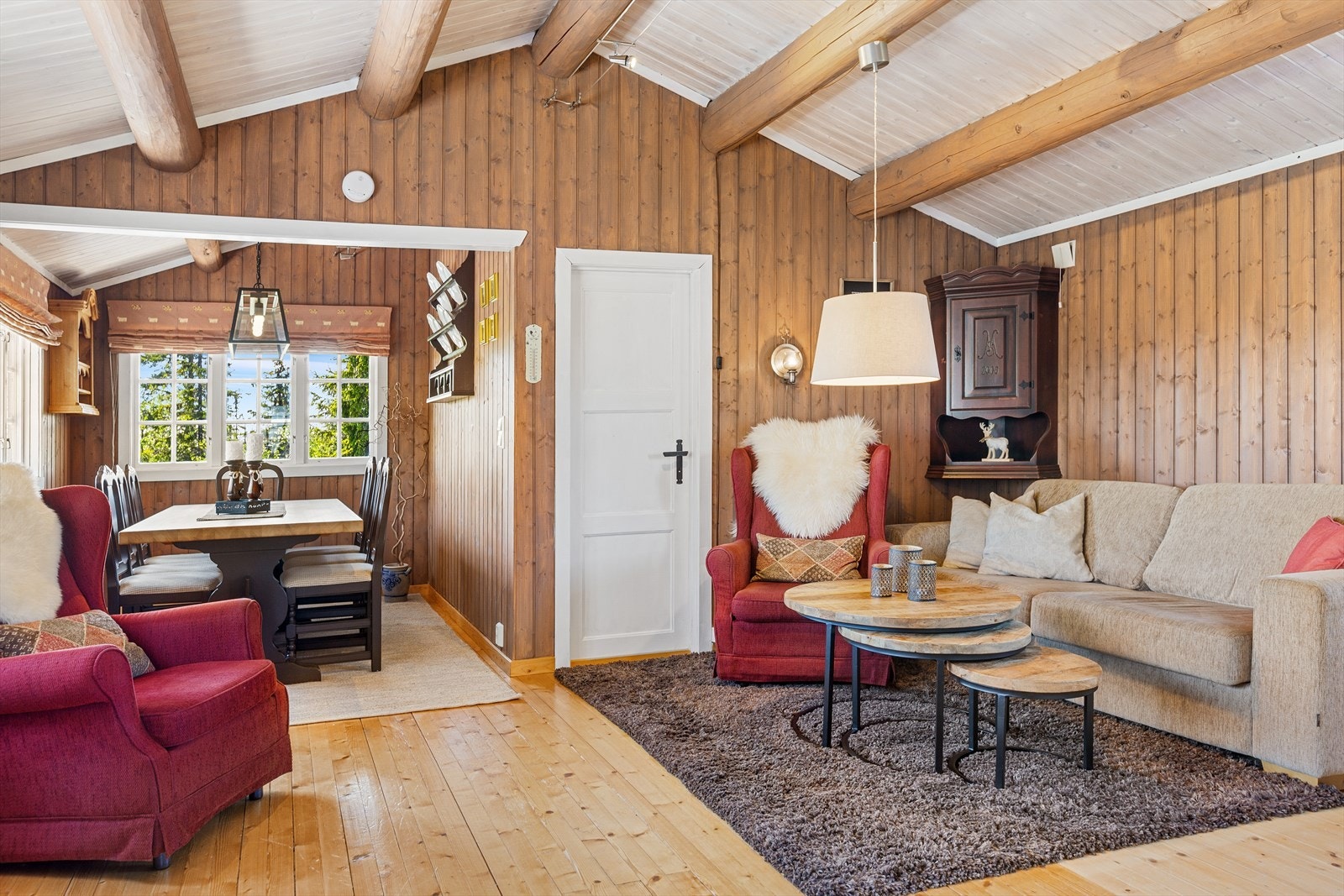 Det er mange vinduer som slipper lyset inn. Galleribilde