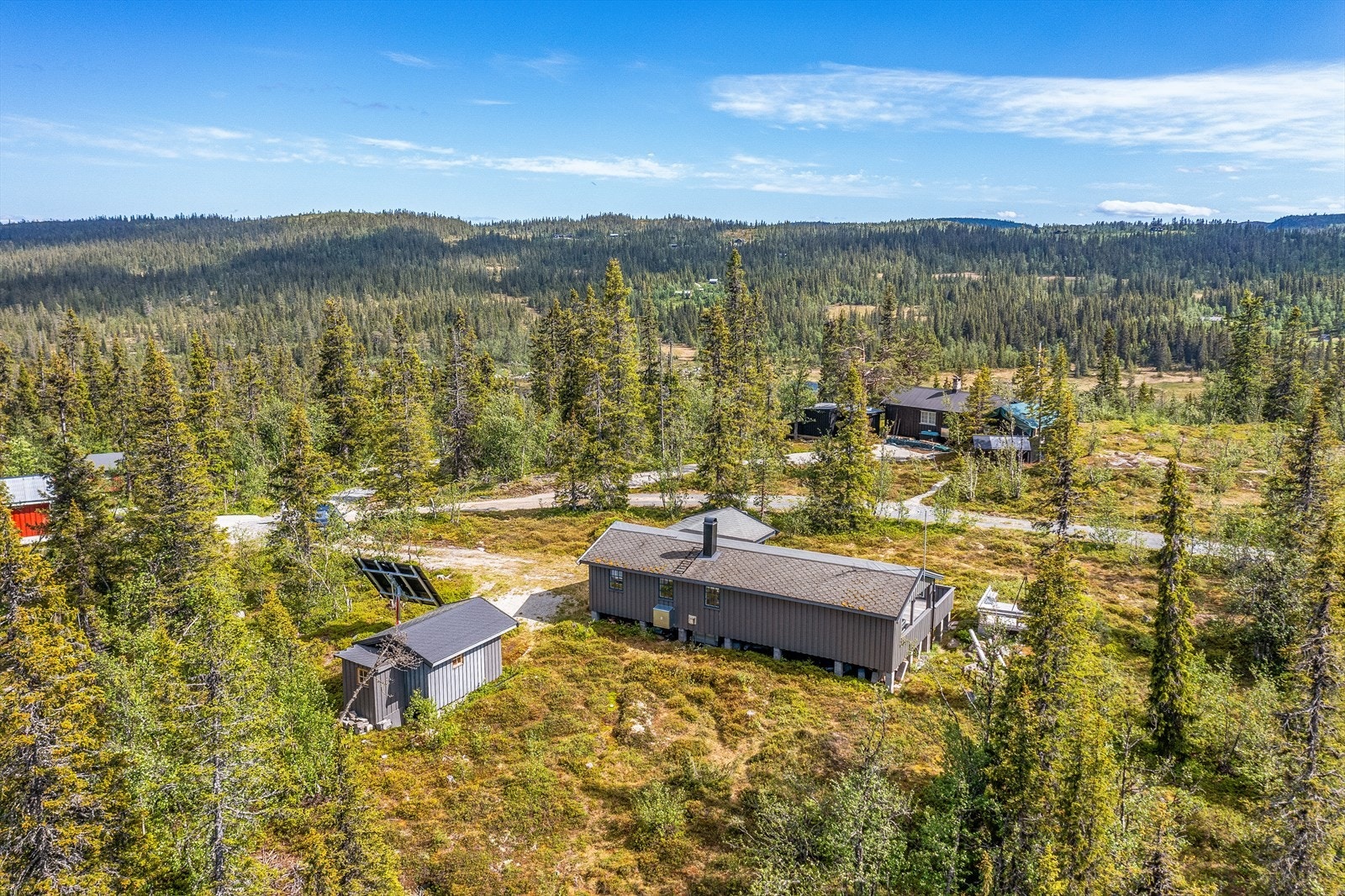 For sykkelentusiastene er mulighetene mange, spesielt nedover Vassfaret. Har en lyst til å prøve fiskelykken er det svært gode fiskemuligheter. Vinterstid ligger hytta om lag 300 m fra løypenettet til Hedalen Løypelag. Galleribilde