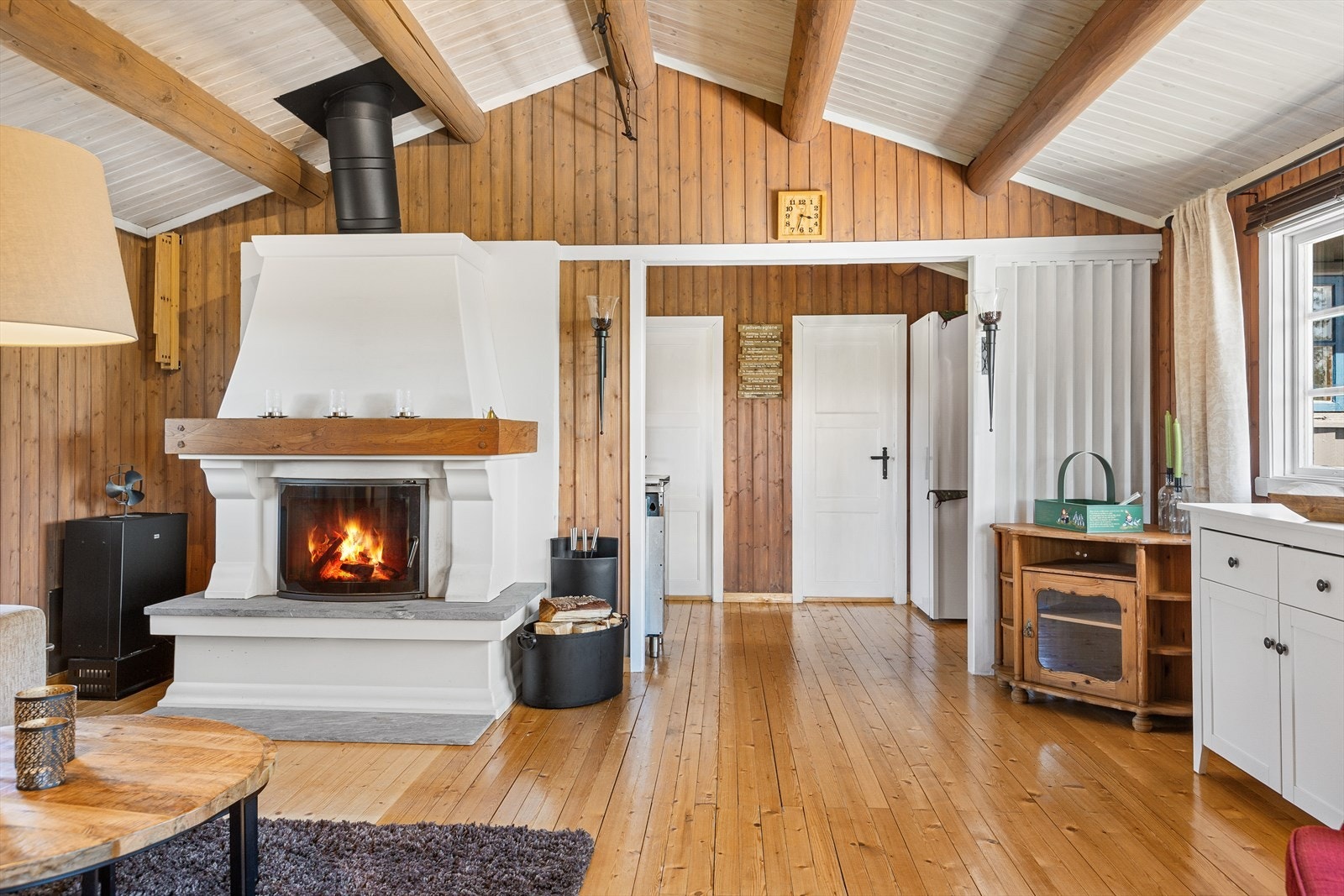 Nær peisen er det montert Wallas T40 parafinbrenner med "ring hytta varm", slik at det er lunt og godt å komme opp til hytta en frisk høstkveld. Galleribilde