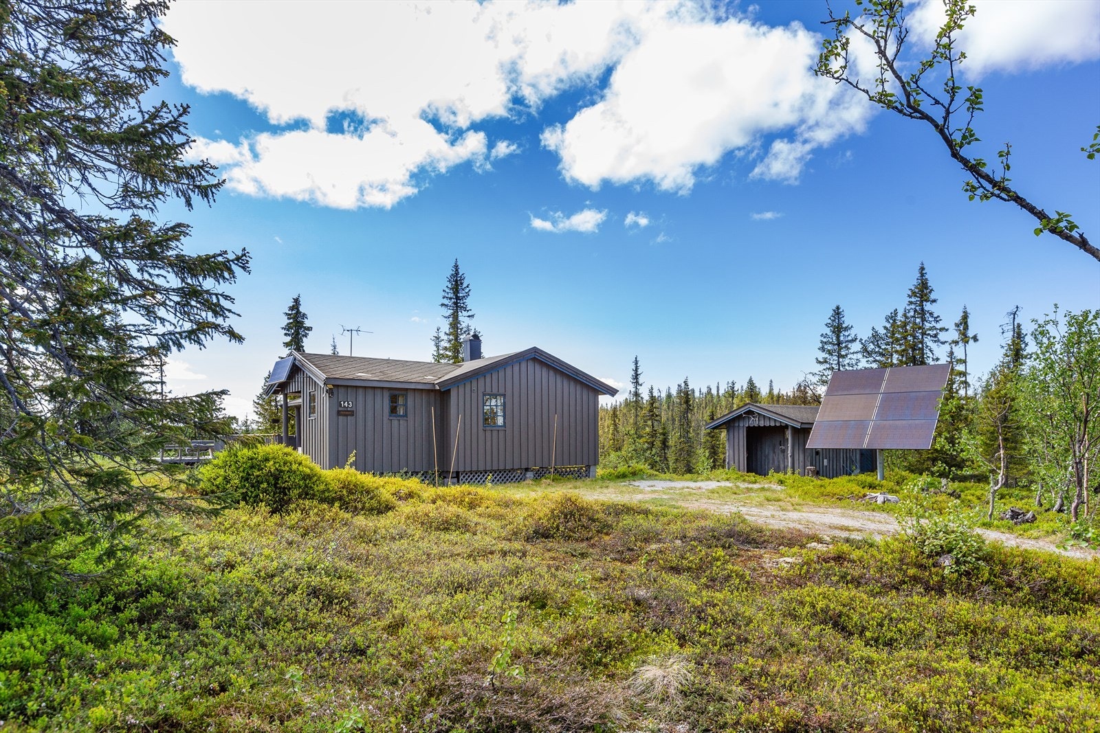 Hytta har belysning fra solcellebelysning og aggeregat. Solcelleanlegg fra ca. 2020, og består av frittstående søyle med solcellepaneler, oppført uten lovlig godkjenning. Galleribilde