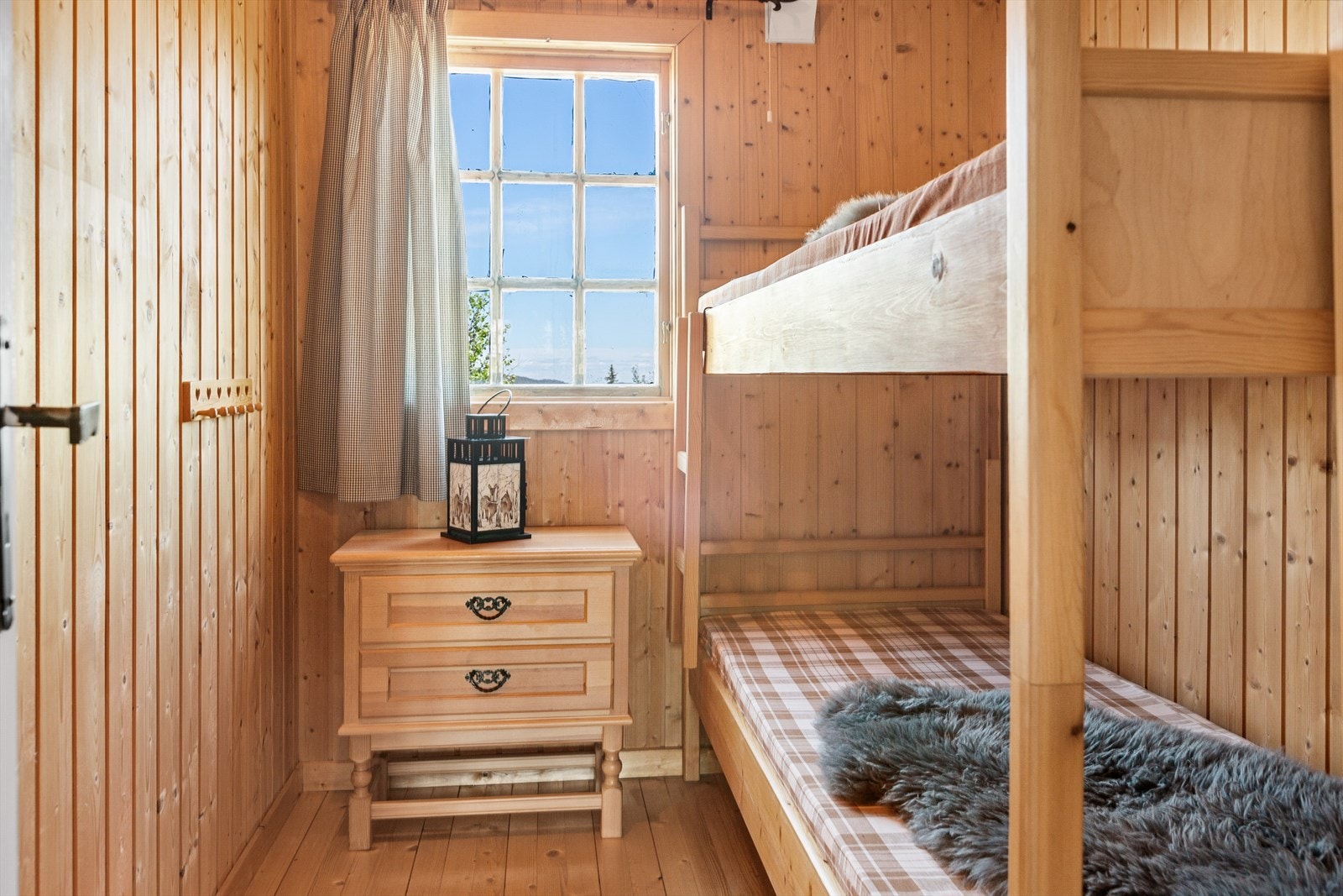 Og ett med en køyseng. På alle soverommene er det klesskap. Galleribilde