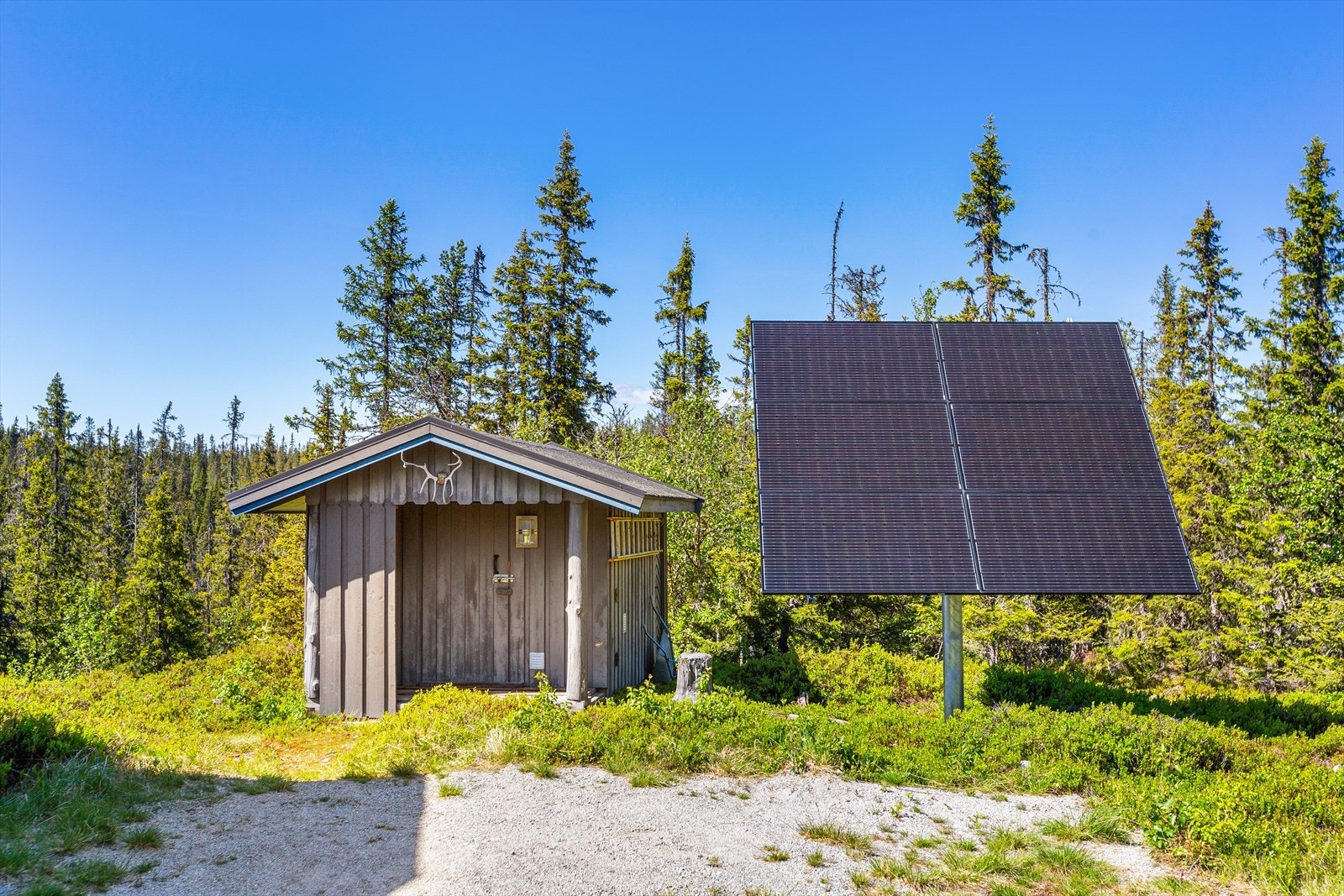 På tunet er det uthus med bod/aggregatrom og utedo. Galleribilde