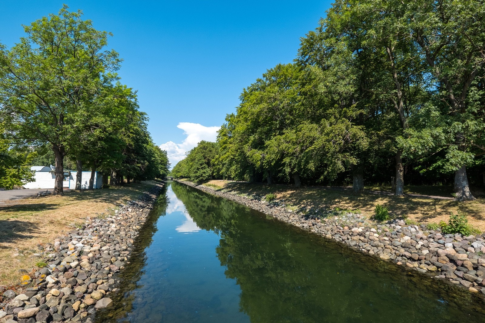 Karljohansvern og Kanalen ligger kun en kort spasertur unna. Et fantastisk og naturskjønnt område hvor du finner museer, kafeer, flotte turområder og flere badestrender. Galleribilde