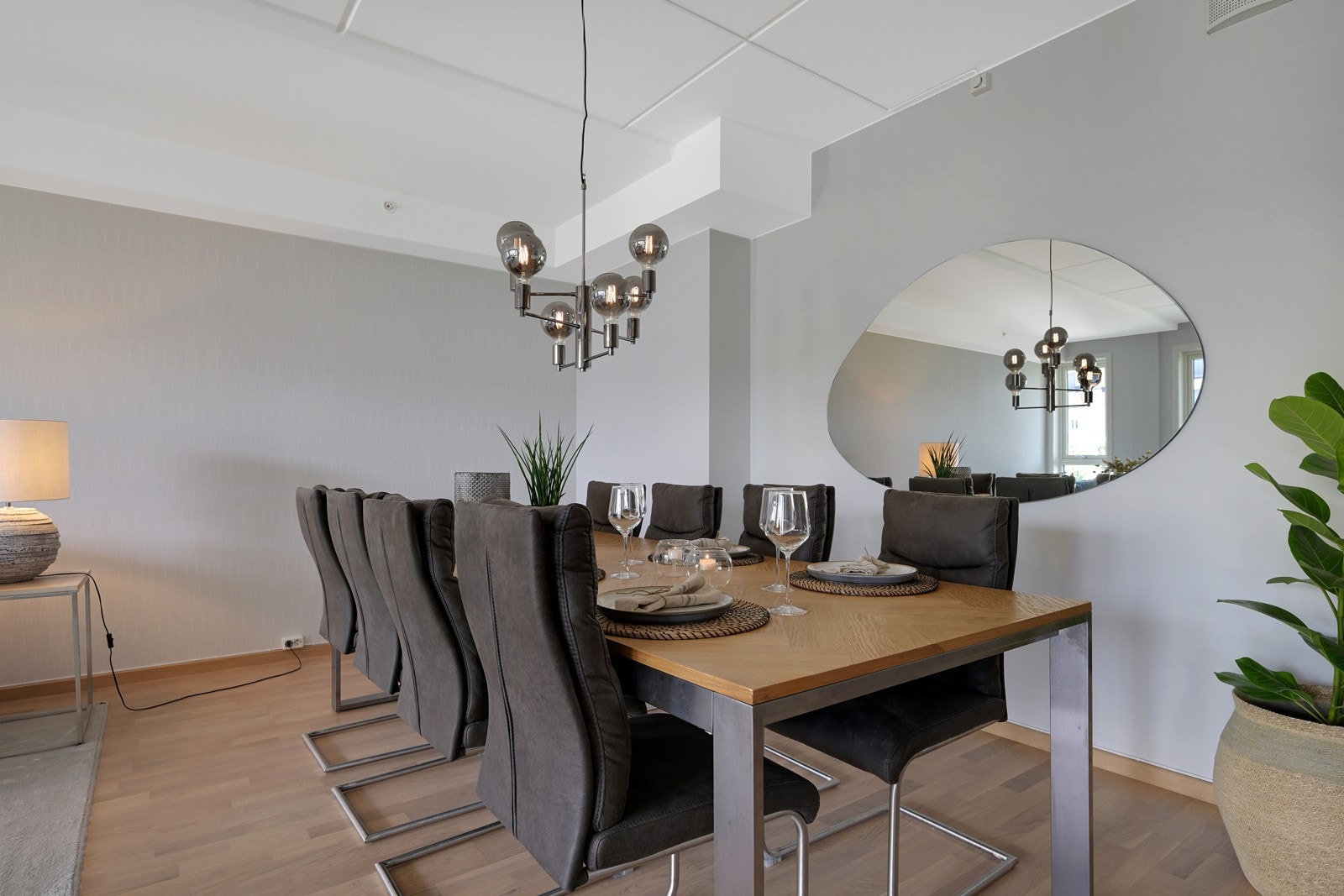 God plass for et stort spisebord - så her er det bare å invitere både venner og familie til selskapligheter. Galleribilde